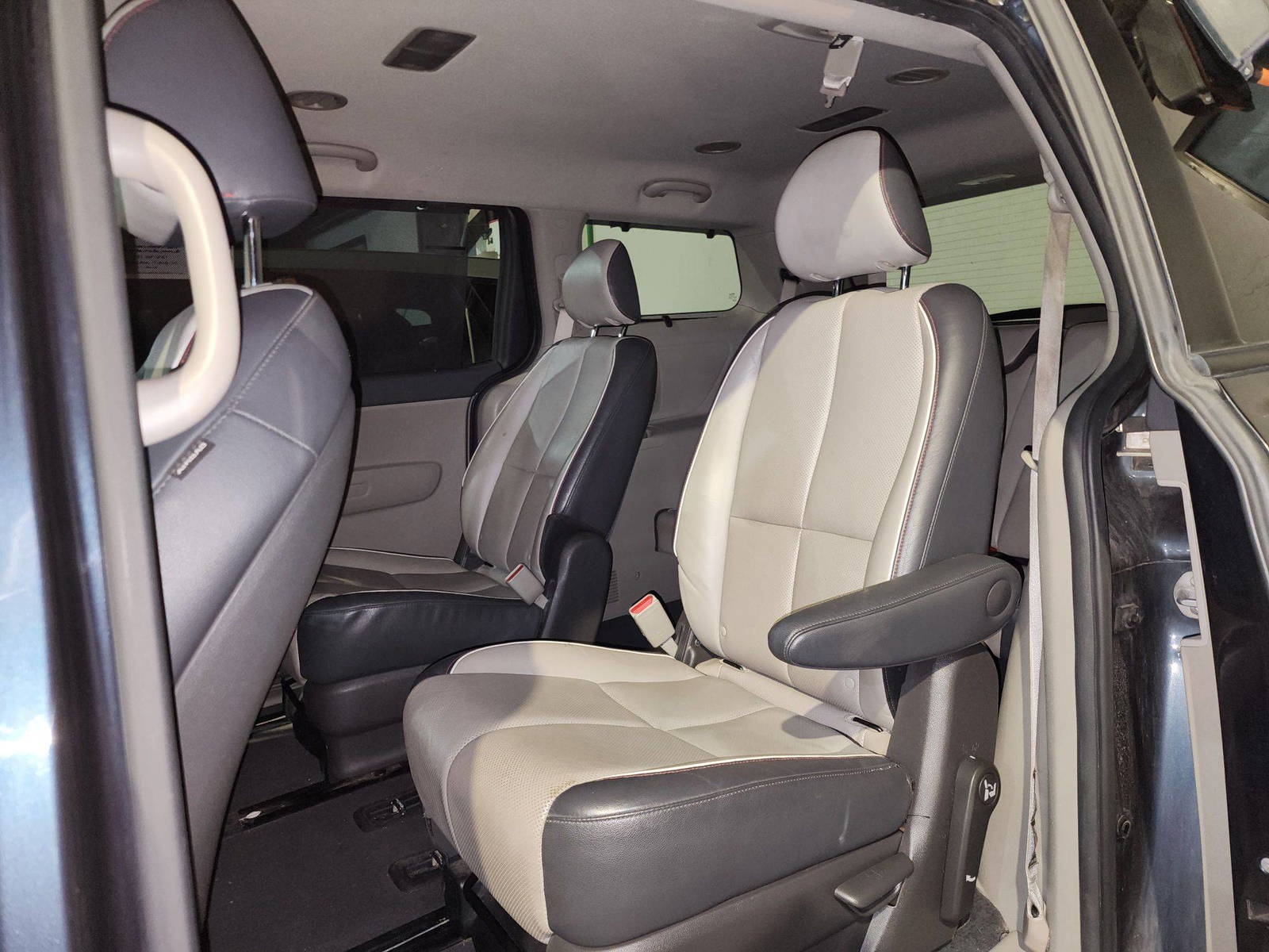 2017 KIA SEDONA — 153505 Miles — Lot 214587 — UMM RAMOOL - Marhaba Auctions Used Cars - Image 7