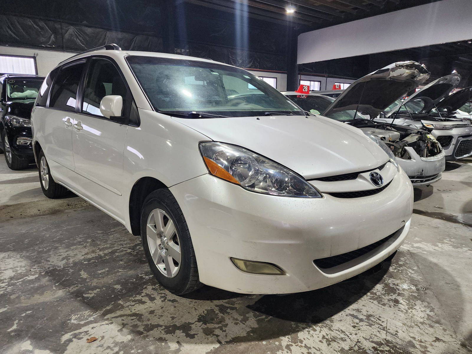 2007 TOYOTA SIENNA — 297718 Miles — Lot 51610 — Al Quoz - Marhaba Auctions Used Cars - Image 4