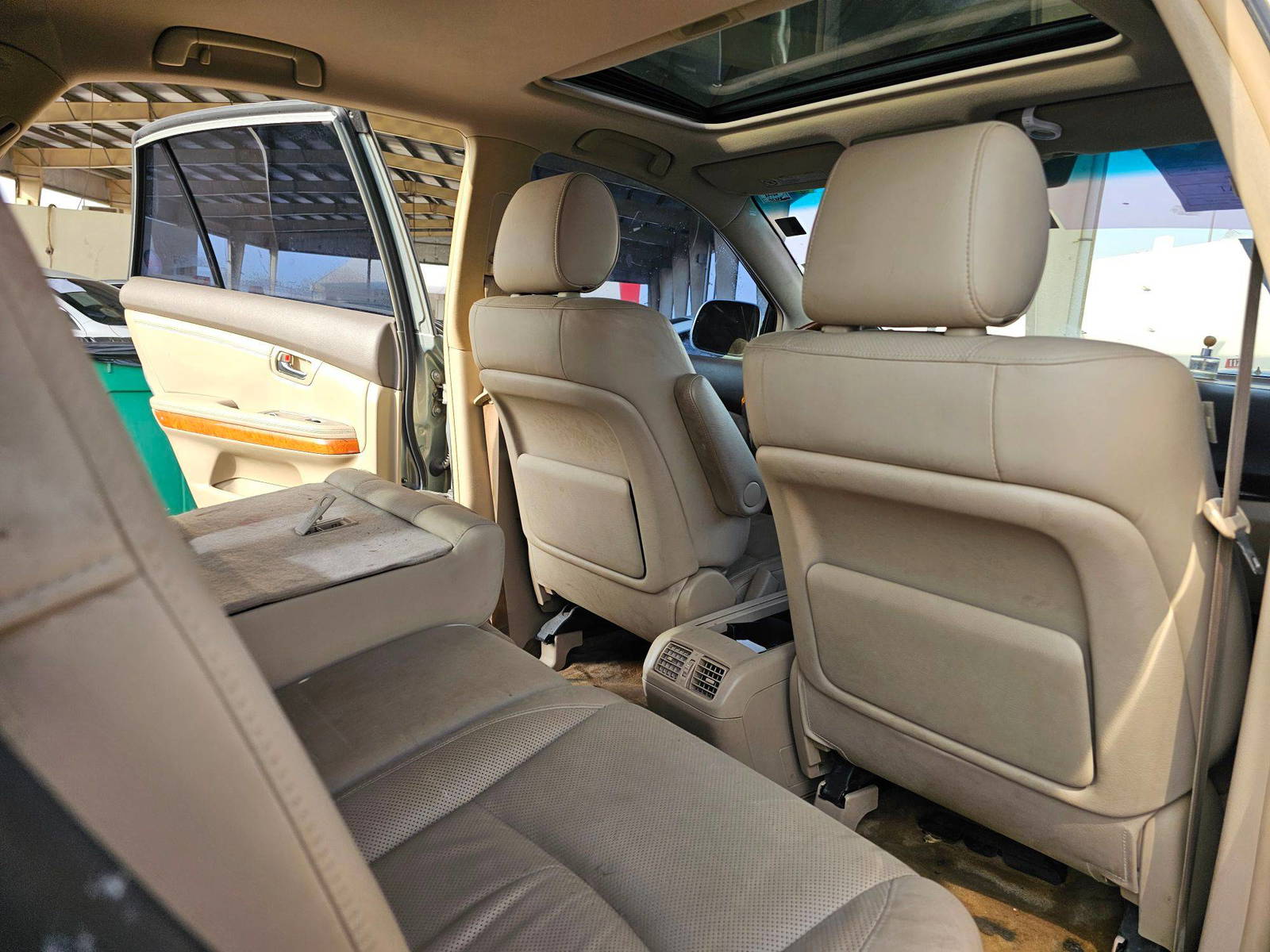 2004 LEXUS RX 330 — 126574 KM — Lot 55945 — Souq - Marhaba Auctions Used Cars - Image 6