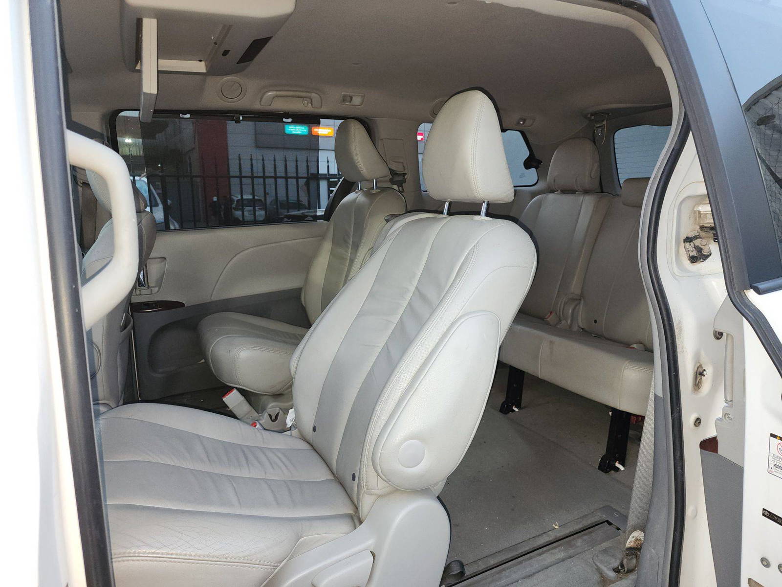 2012 TOYOTA SIENNA — 233153 Miles — Lot C6CS227925 — Al Quoz - Marhaba Auctions Used Cars - Image 7