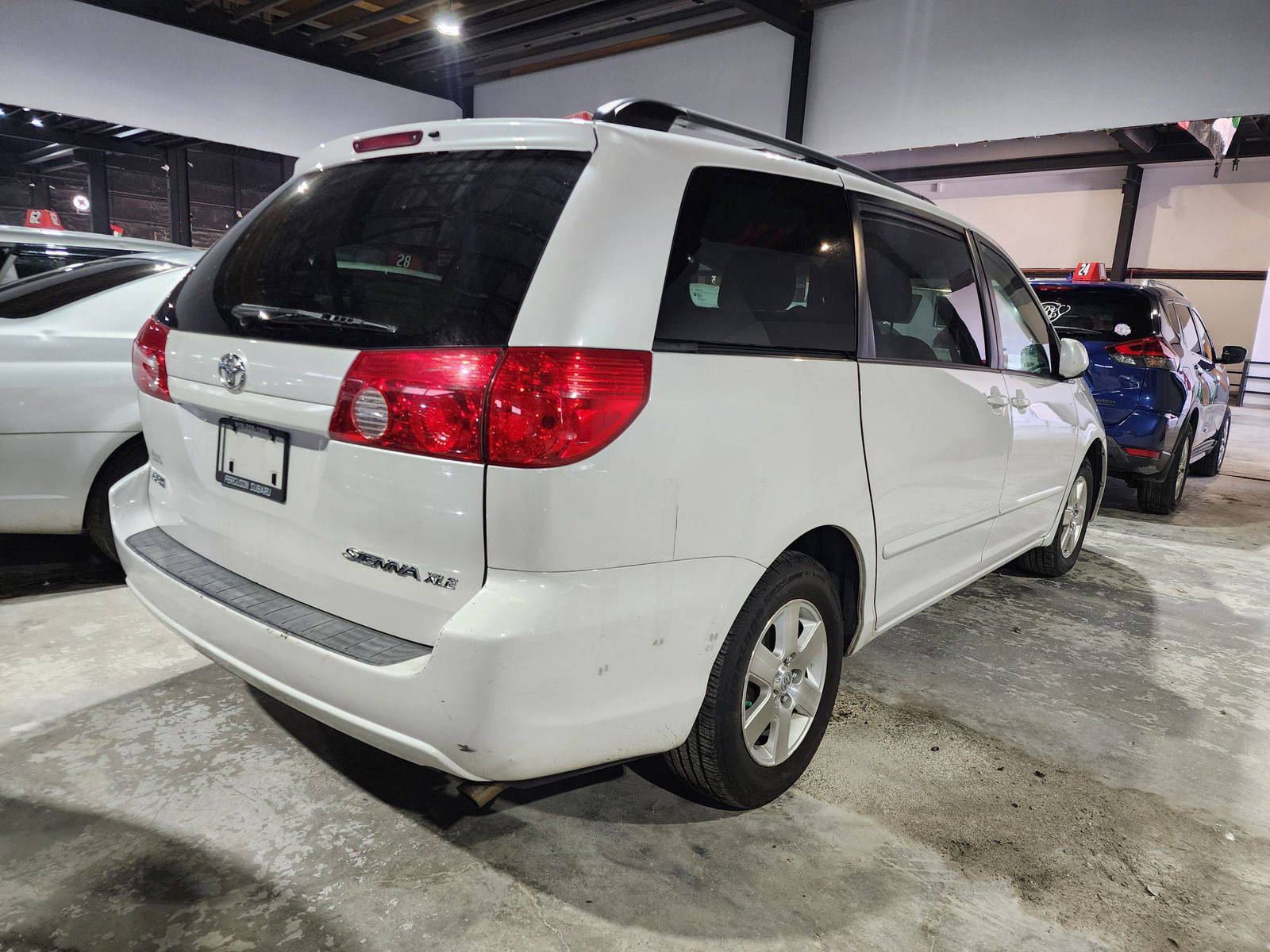 2007 TOYOTA SIENNA — 297718 Miles — Lot 51610 — Al Quoz - Marhaba Auctions Used Cars - Image 5