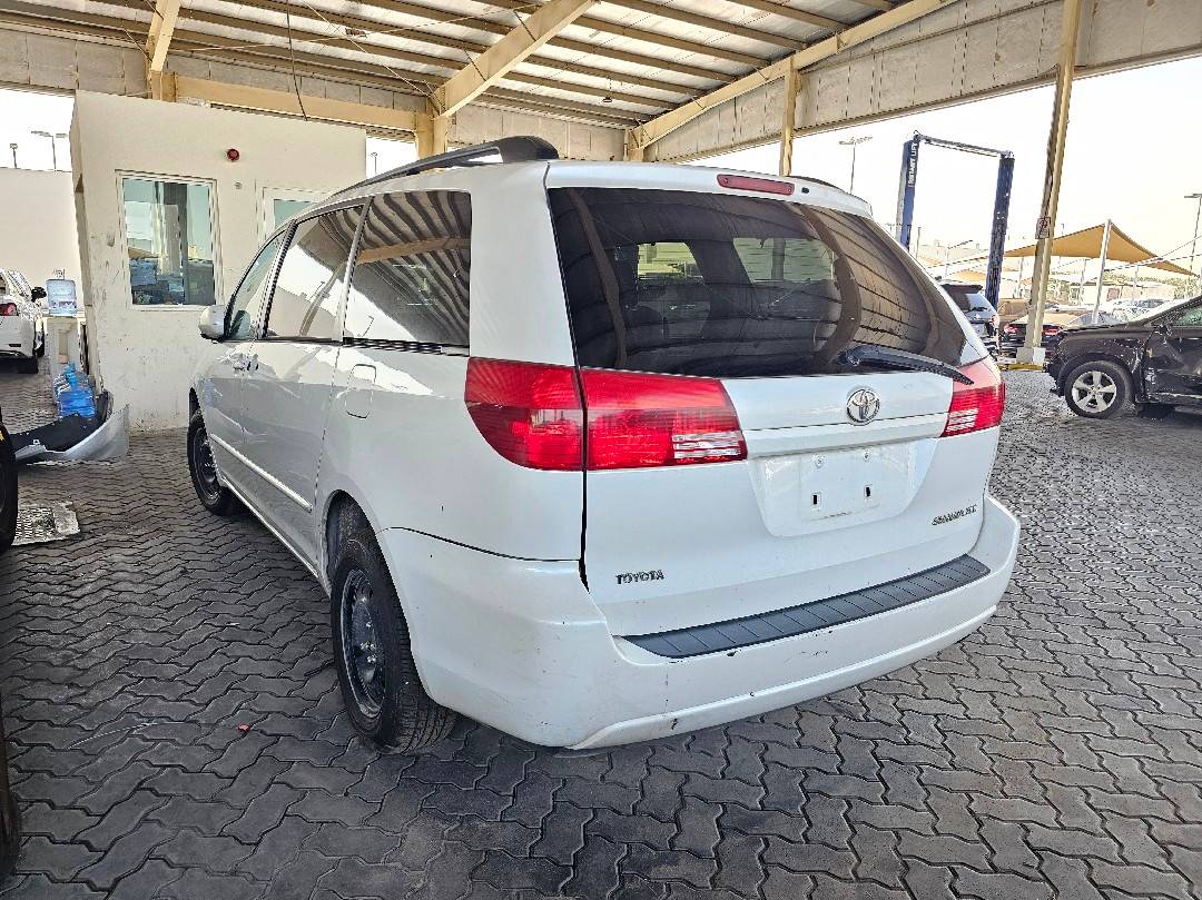 TOYOTA SIENNA 2004 vehicle photo