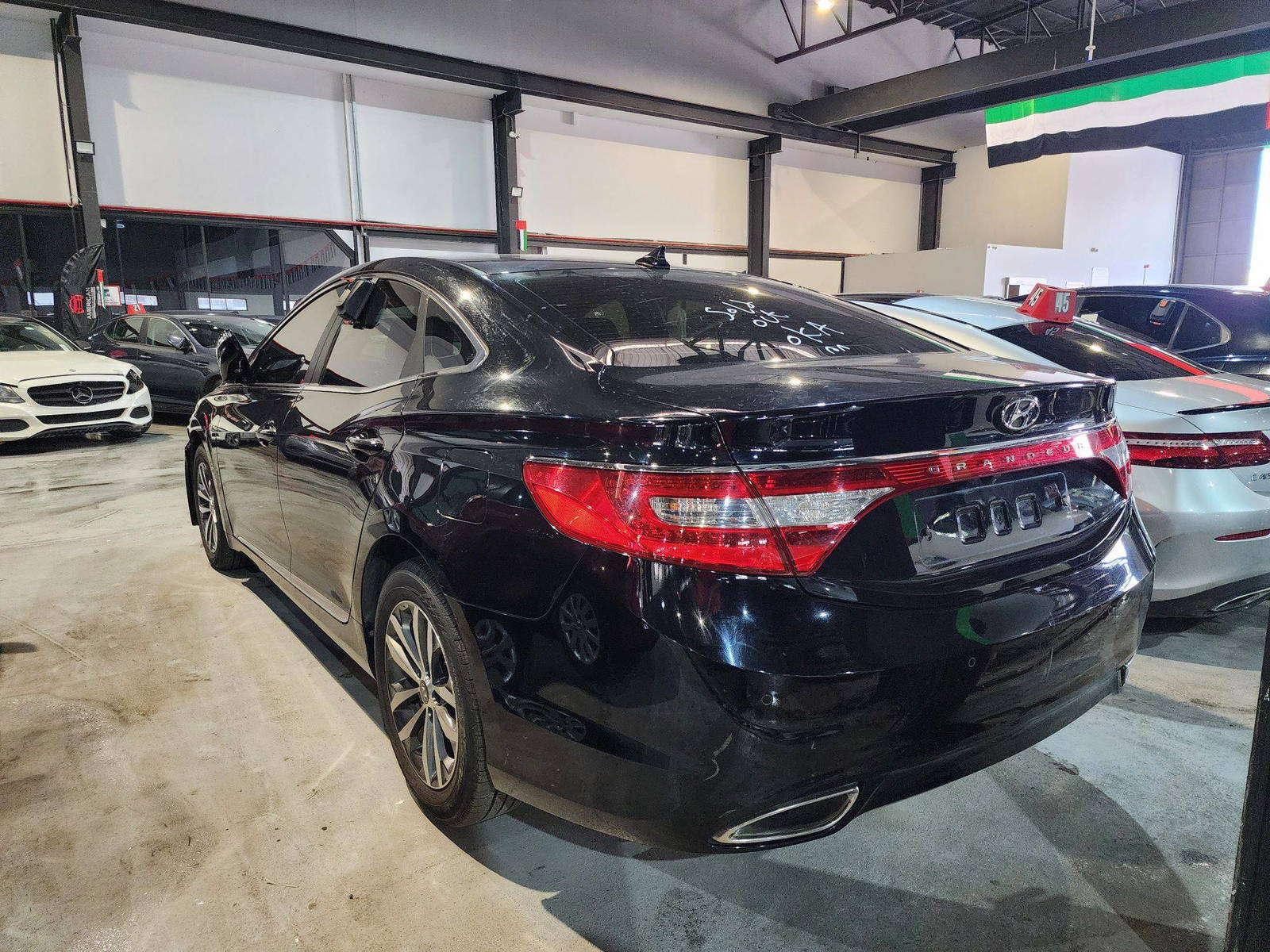 2012 HYUNDAI GRANDEUR — 161475 KM — Lot 206449 — Al Quoz - Marhaba Auctions Used Cars - Image 4
