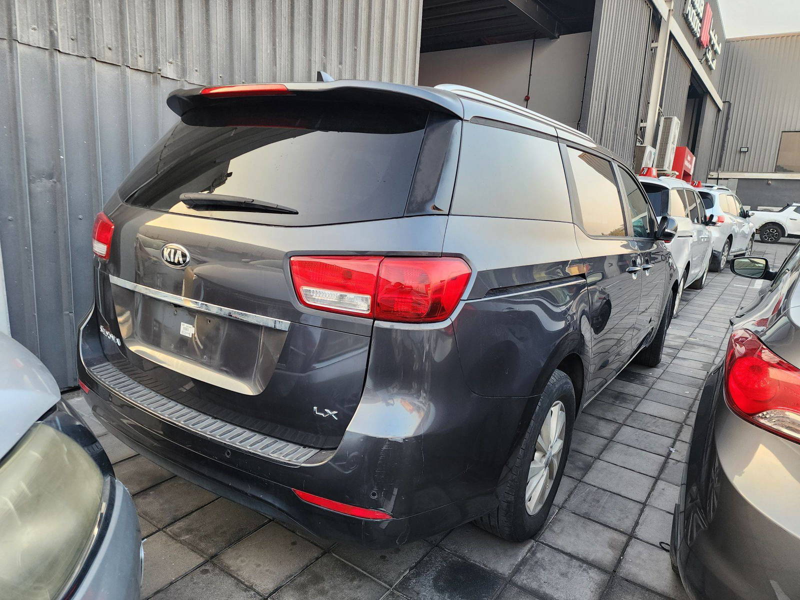 2017 KIA SEDONA — 144120 Miles — Lot 58873615 — Al Quoz - Marhaba Auctions Used Cars - Image 6