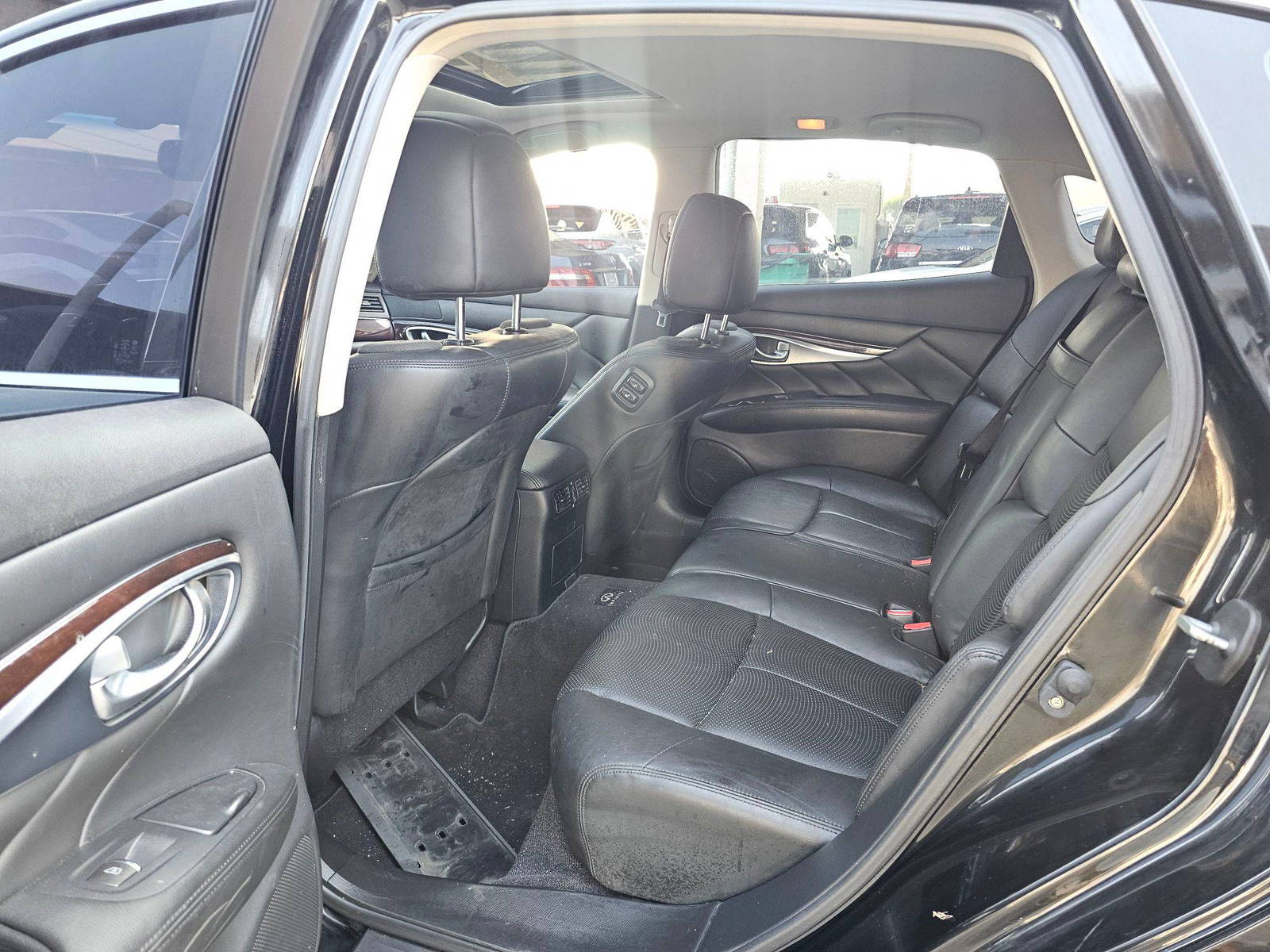 2011 INFINITI M37 — 175651 KM — Lot XBM511825 — Souq - Marhaba Auctions Used Cars - Image 7