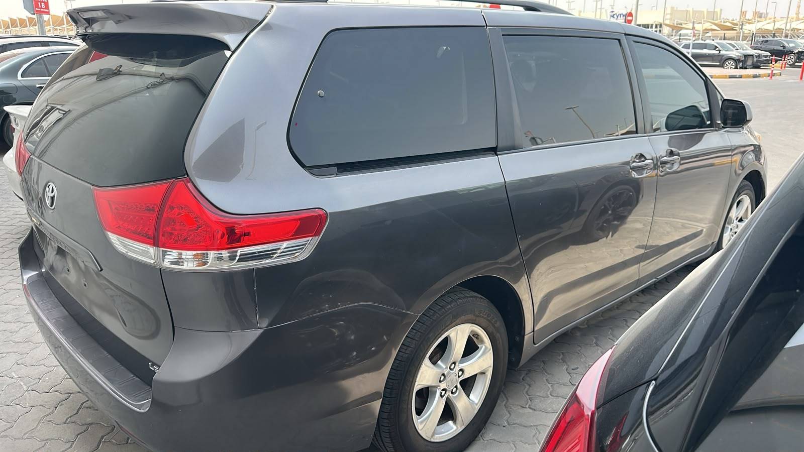 2011 TOYOTA SIENNA — 275215 Miles — Lot C0BS172439 — Souq - Marhaba Auctions Used Cars - Image 5