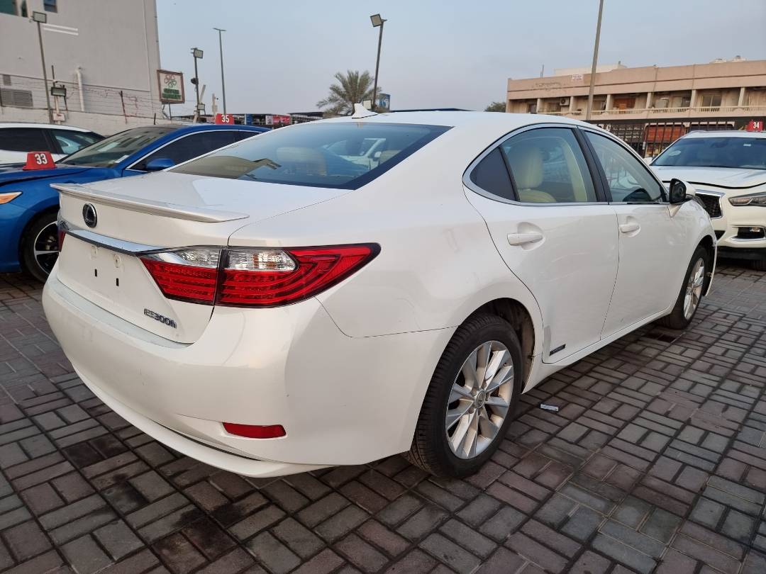 2013 LEXUS ES 300H — 162753 Miles — Lot D2013023 — Ind. 12 - Marhaba Auctions Used Cars - Image 3