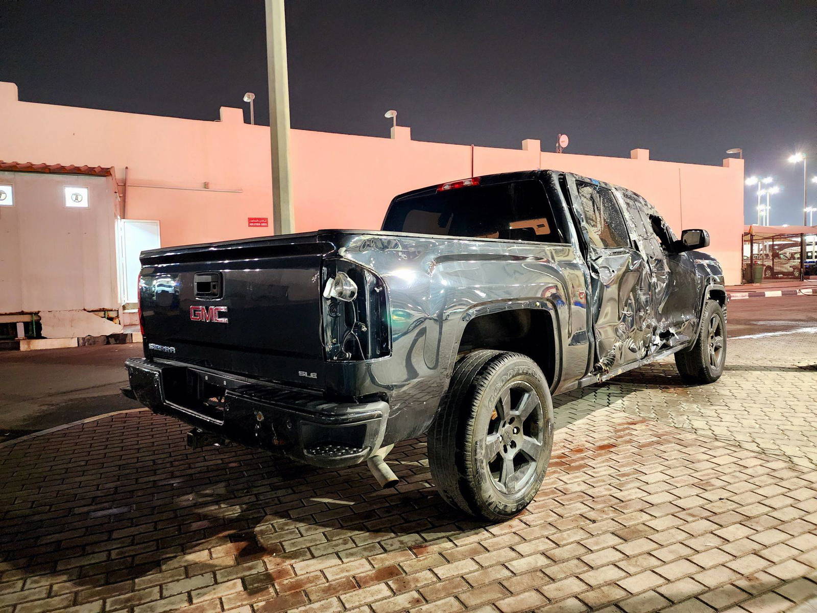 2017 GMC SIERRA — 217131 KM — Lot G499838 — Souq - Marhaba Auctions Used Cars - Image 4