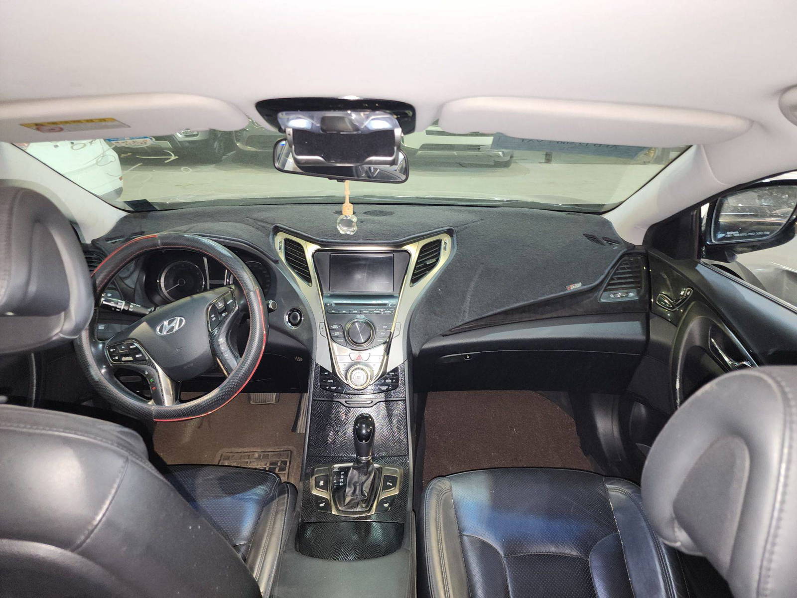 2011 HYUNDAI GRANDEUR — 294588 KM — Lot 057373 — Al Quoz - Marhaba Auctions Used Cars - Image 8