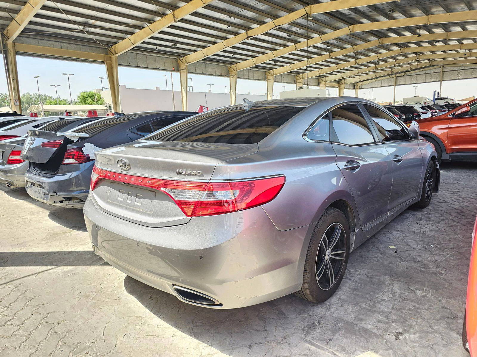 2012 HYUNDAI GRANDEUR — 204815 KM — Lot 200644 — Souq - Marhaba Auctions Used Cars - Image 4