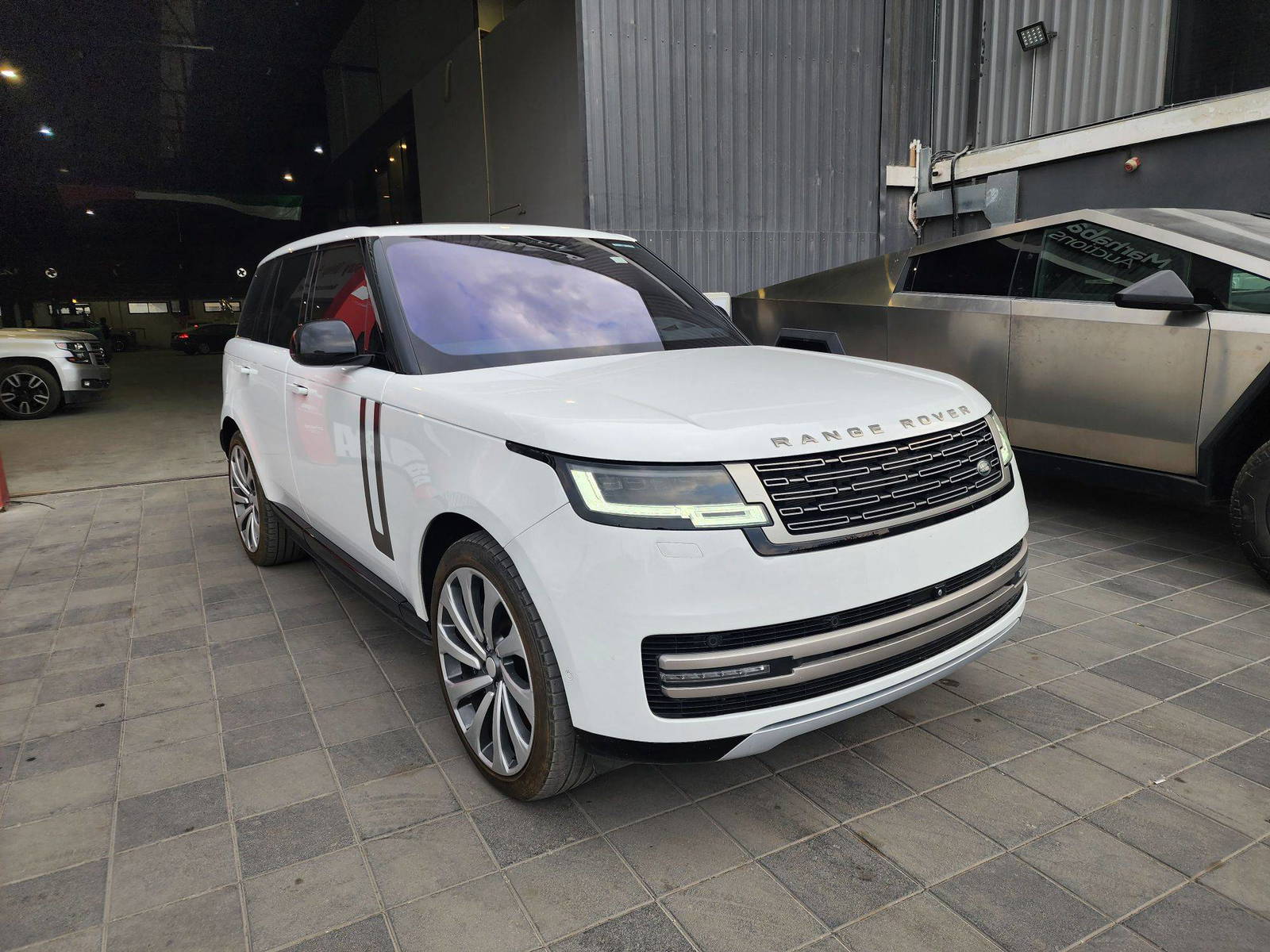 2022 LAND ROVER RANGE ROVER VOGUE — 61032 KM — Lot 77NA007039 — Al Quoz - Marhaba Auctions Used Cars - Image 4