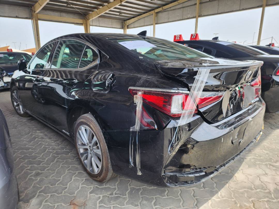 2021 LEXUS ES 300H — 33077 Miles — Lot 38019006 — Souq - Marhaba Auctions Used Cars - Image 4