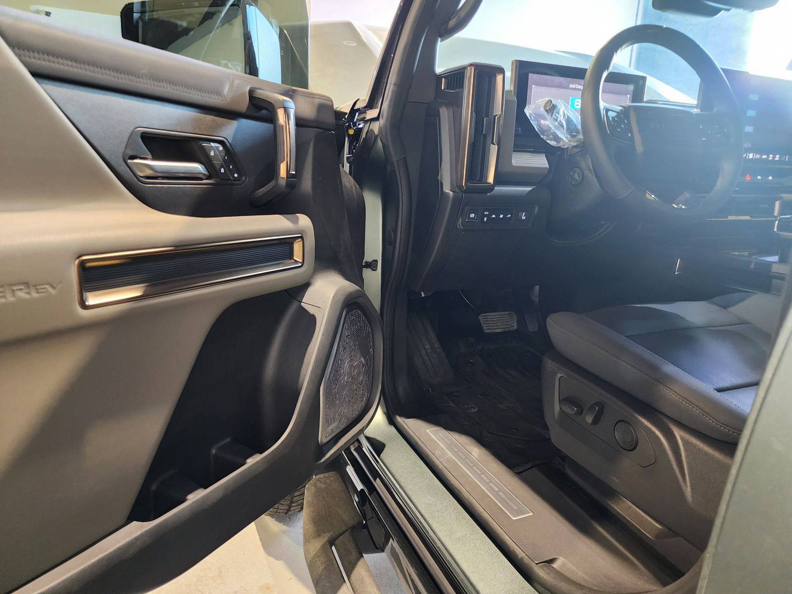 2024 GMC HUMMER EV SUV — 978 Miles — Lot 00514 — Main - Marhaba Auctions Used Cars - Image 11