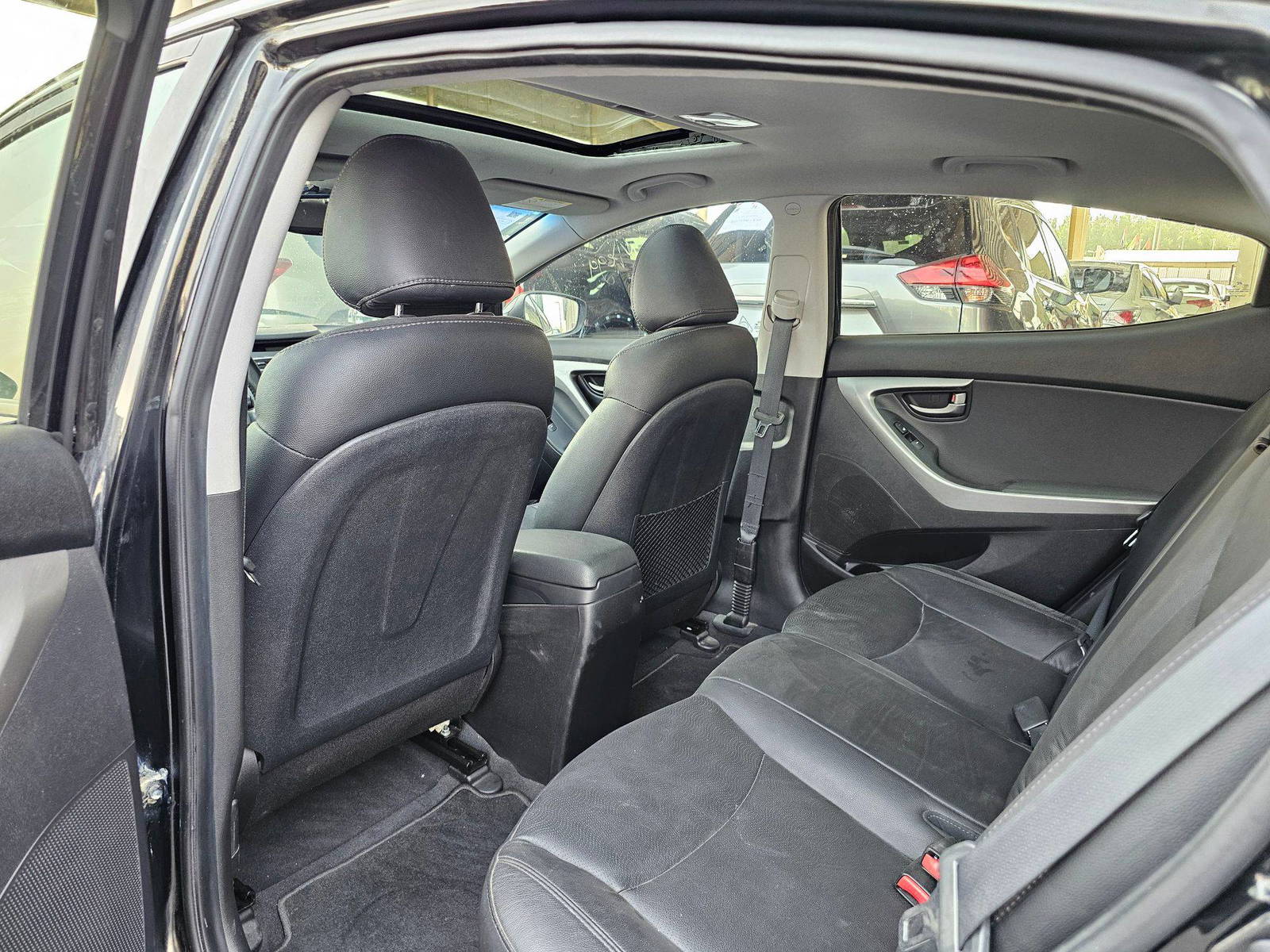 2011 HYUNDAI ELANTRA — 183985 KM — Lot AE1BH017021 — Souq - Marhaba Auctions Used Cars - Image 6
