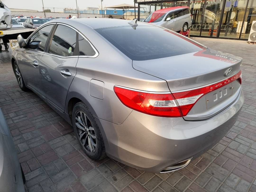 2011 HYUNDAI GRANDEUR — 221045 KM — Lot 013237 — Ind. 12 - Marhaba Auctions Used Cars - Image 4