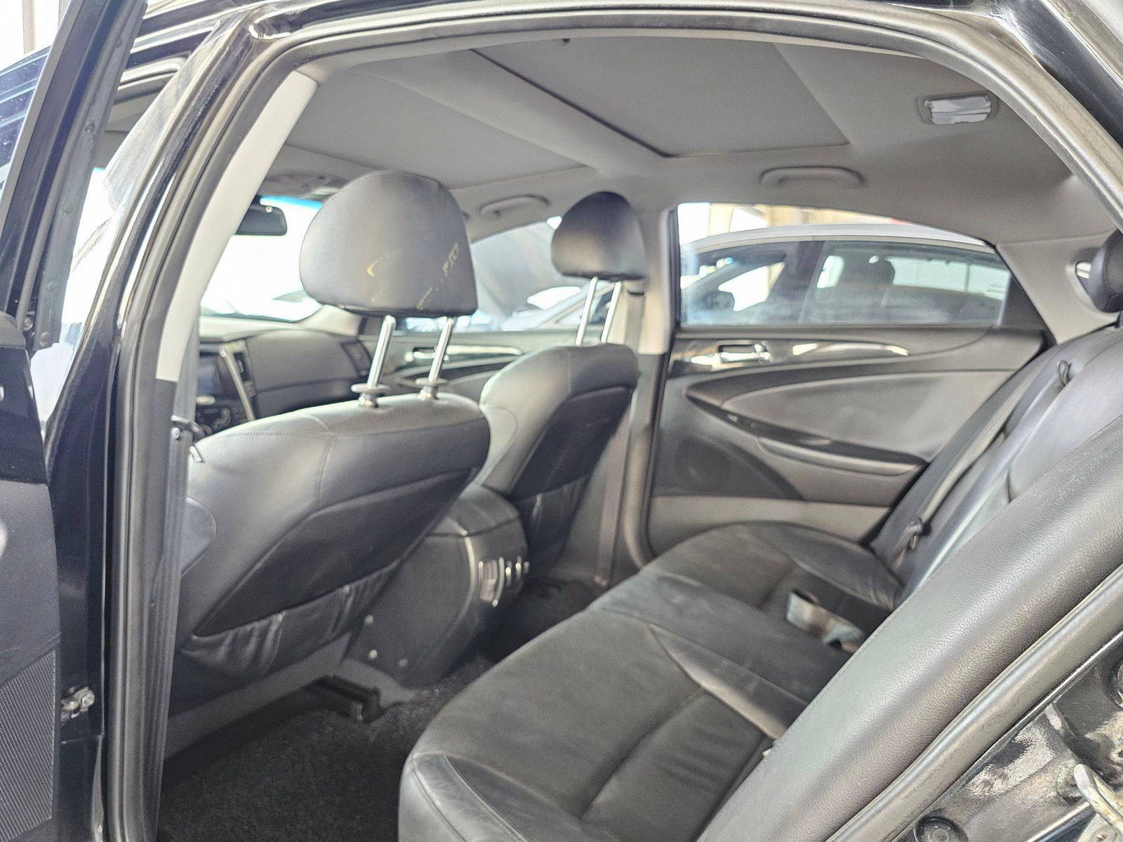 2010 HYUNDAI SONATA — 174903 KM — Lot 019395 — Souq - Marhaba Auctions Used Cars - Image 6