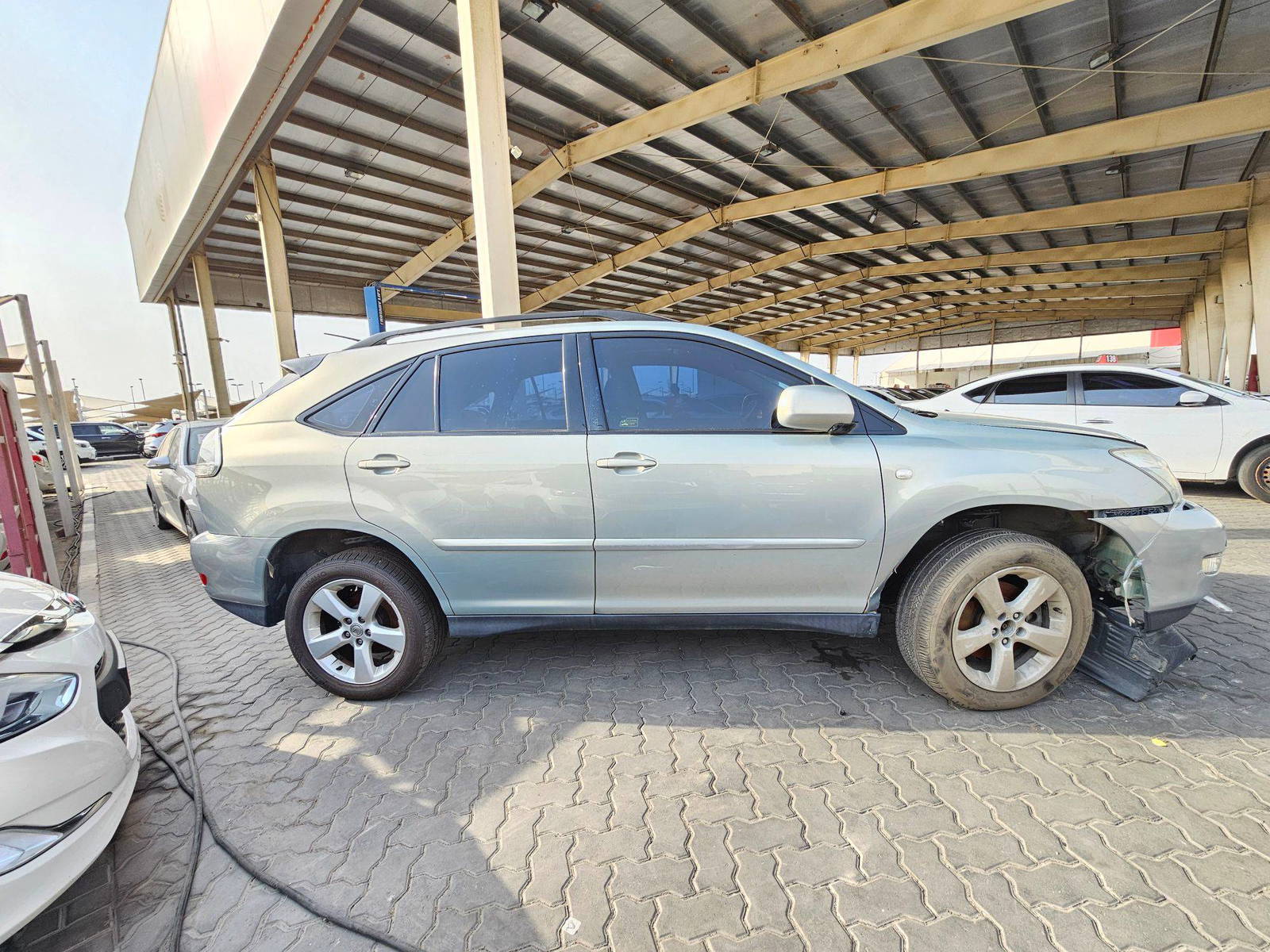 2004 LEXUS RX 330 — 126574 KM — Lot 55945 — Souq - Marhaba Auctions Used Cars - Image 4