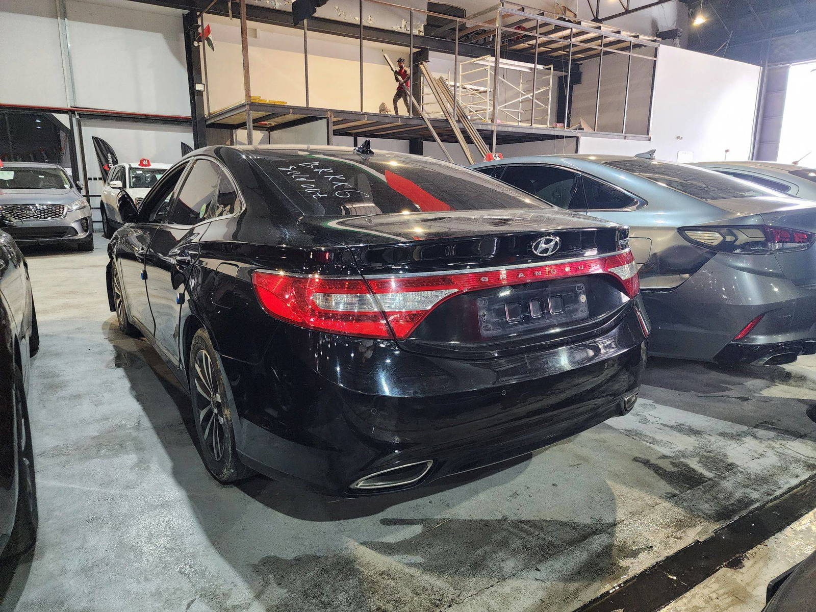 2011 HYUNDAI GRANDEUR — 294588 KM — Lot 057373 — Al Quoz - Marhaba Auctions Used Cars - Image 5