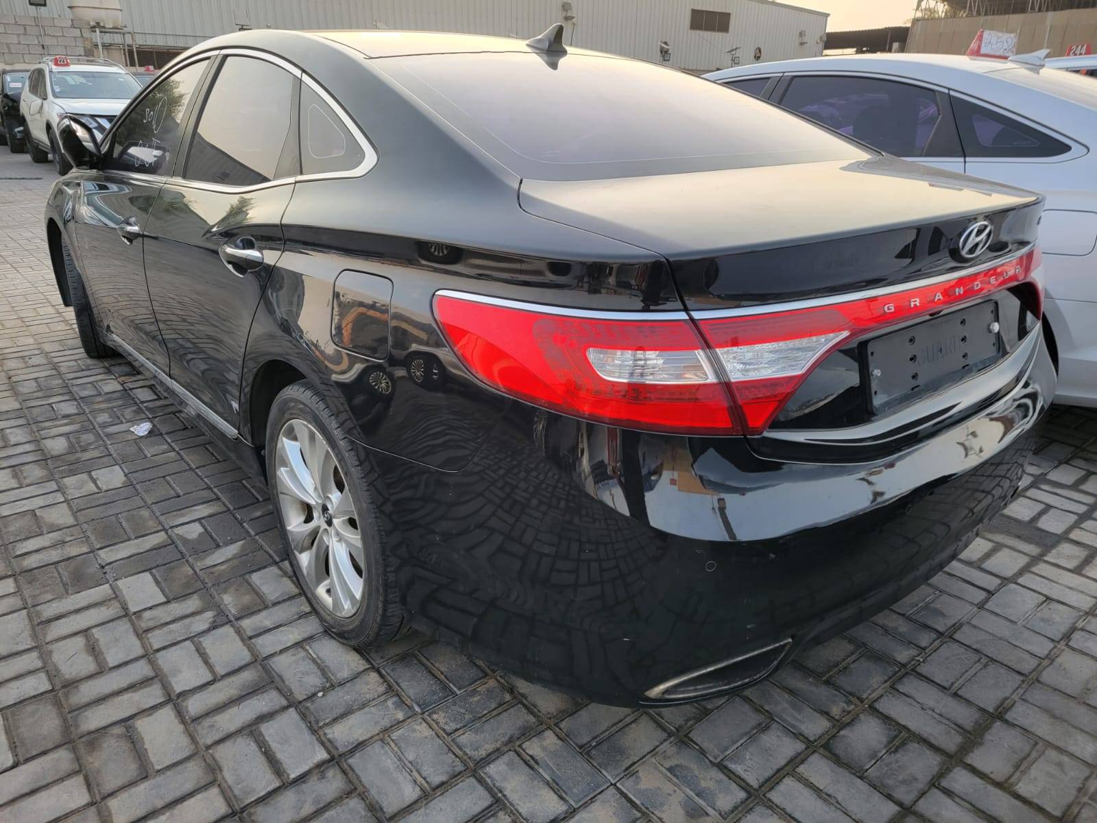 2011 HYUNDAI GRANDEUR — 242412 KM — Lot 21249 — Souq - Marhaba Auctions Used Cars - Image 4