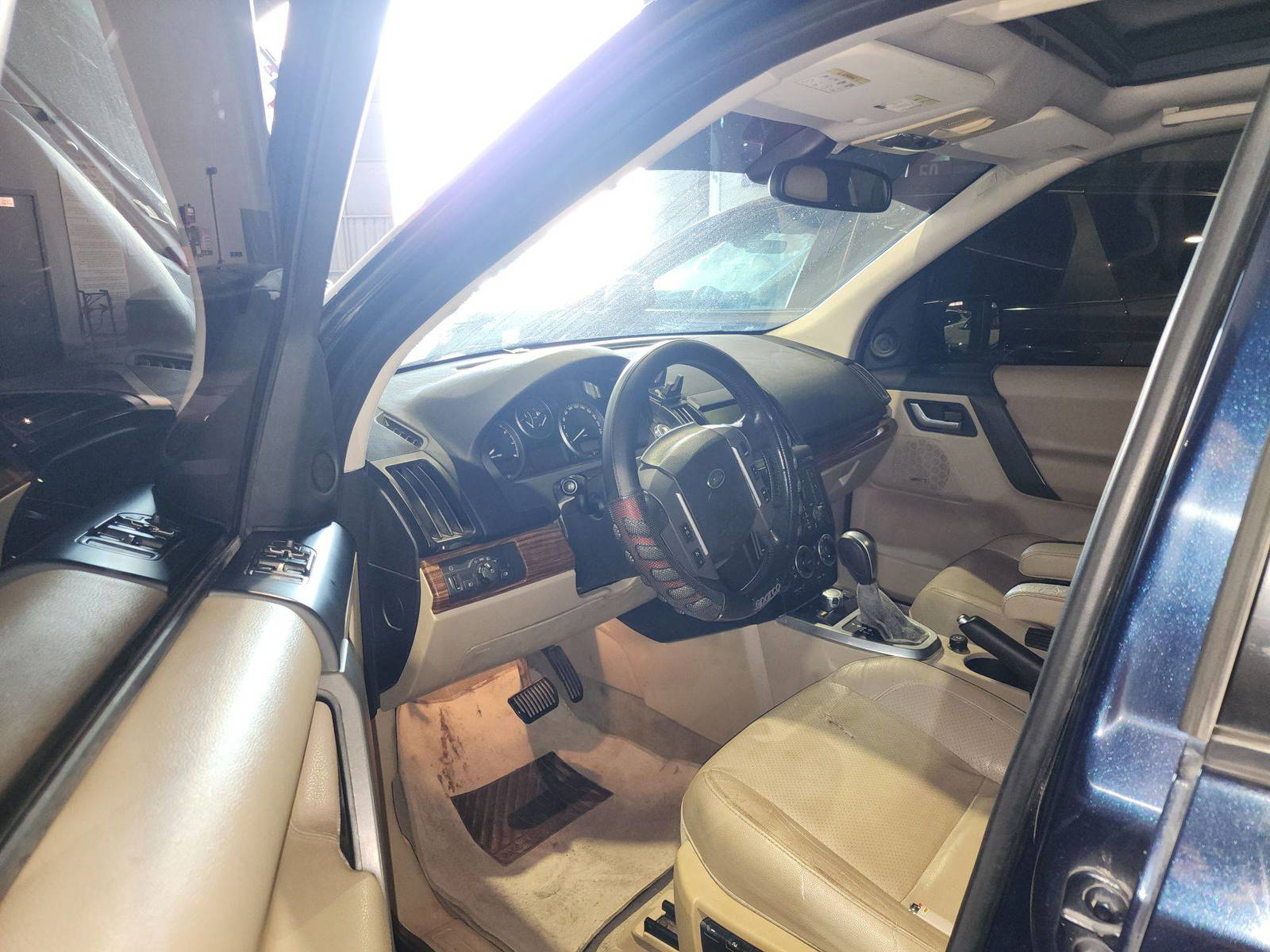 2009 LAND ROVER LR2 — 120189 KM — Lot 123795 — Al Quoz - Marhaba Auctions Used Cars - Image 11