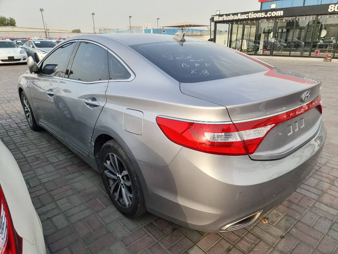 2012 HYUNDAI GRANDEUR — 219381 KM — Lot 215478 — Souq - Marhaba Auctions Used Cars - Image 5