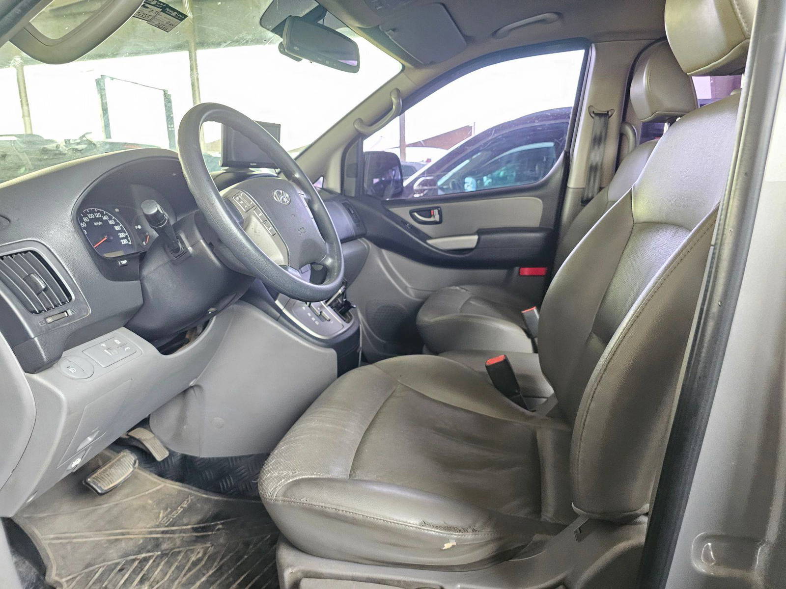 2016 HYUNDAI GRAND STAREX — 270335 KM — Lot 746203 — Souq - Marhaba Auctions Used Cars - Image 9