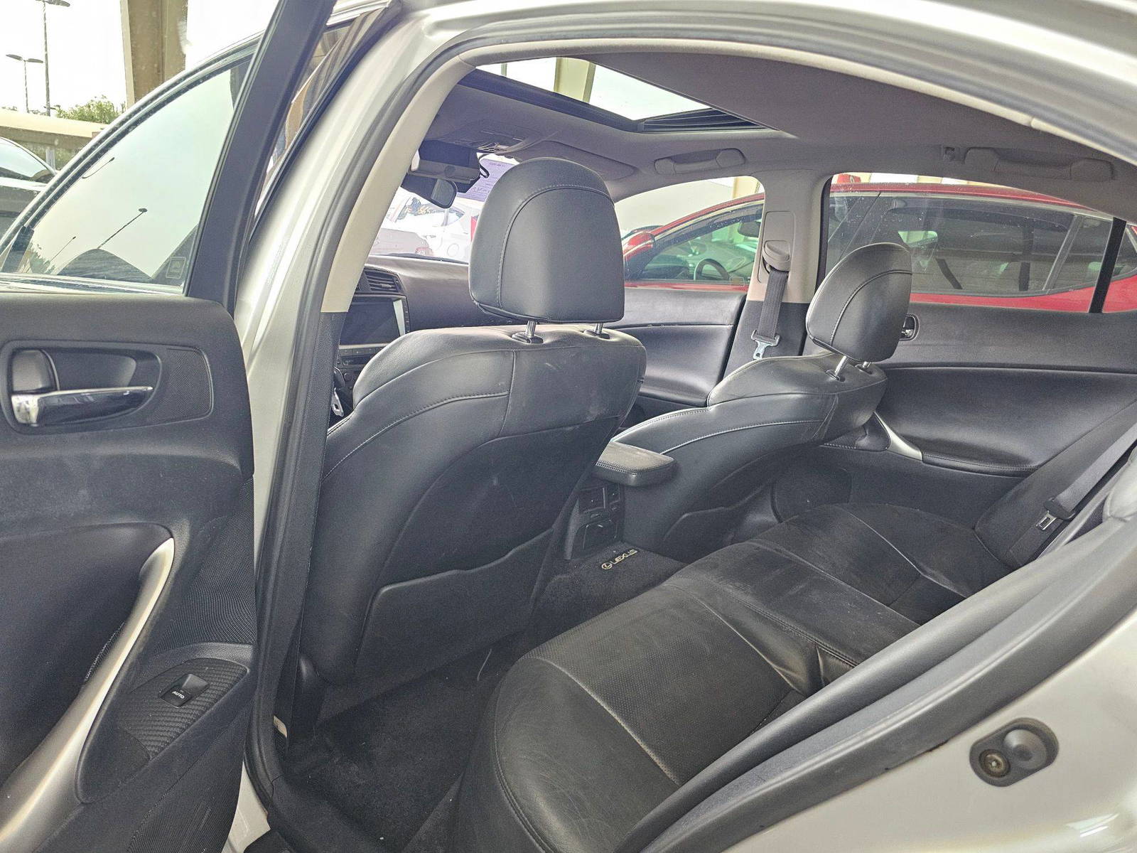2006 LEXUS IS 250 — 142172 KM — Lot 016048 — Souq - Marhaba Auctions Used Cars - Image 6