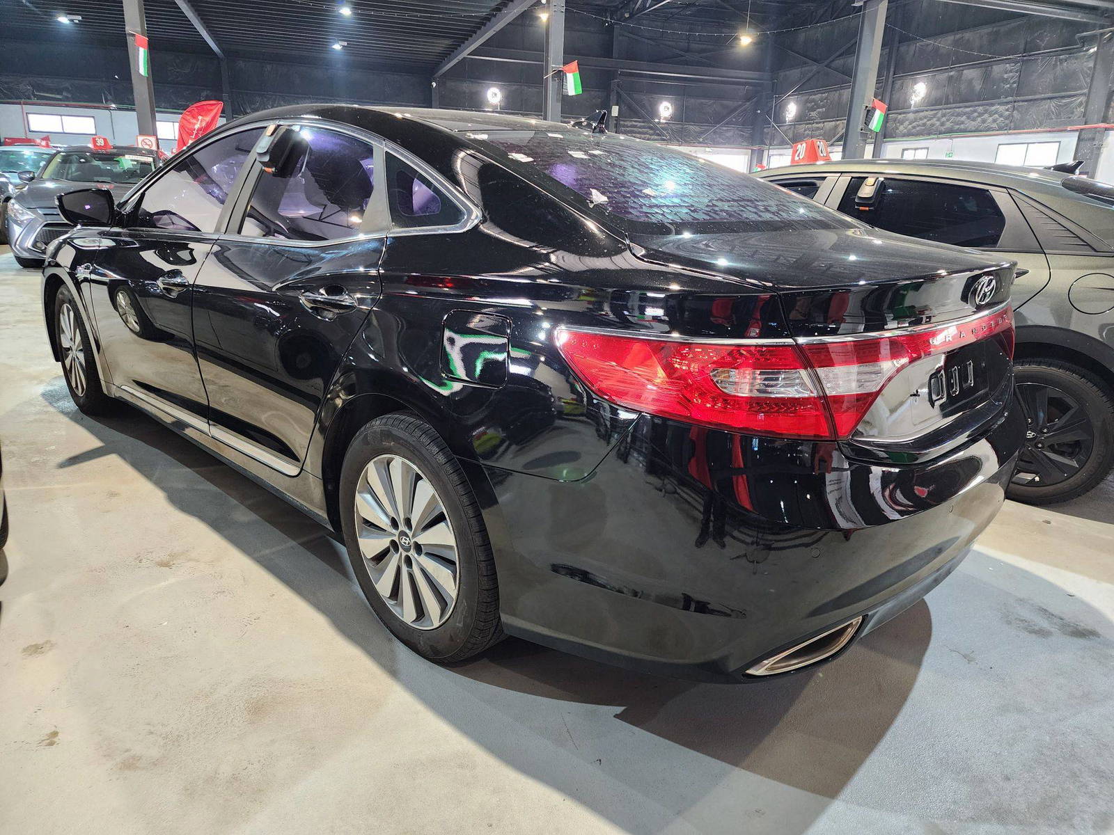 2015 HYUNDAI GRANDEUR — 317748 KM — Lot 008130 — Al Quoz - Marhaba Auctions Used Cars - Image 5