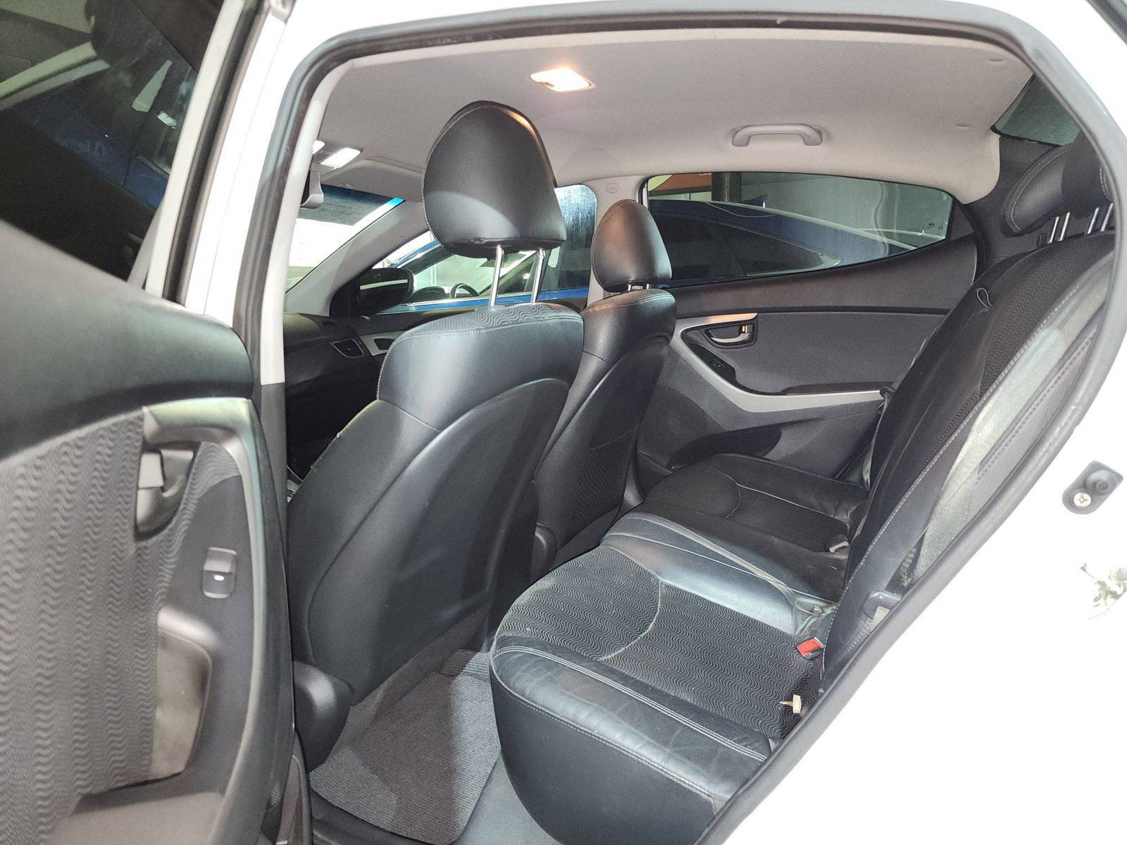 2011 HYUNDAI AVANTE — 186412 KM — Lot 014394 — Al Quoz - Marhaba Auctions Used Cars - Image 7
