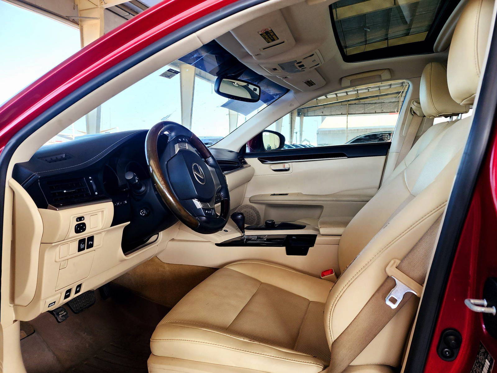 2015 LEXUS ES 350 — 116320 Miles — Lot 2168370 — Souq - Marhaba Auctions Used Cars - Image 9
