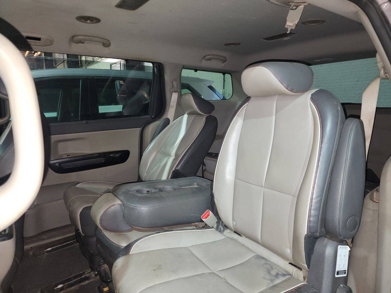 2017 KIA SEDONA — 165958 Miles — Lot C15H6256346 — Souq - Marhaba Auctions Used Cars - Image 8