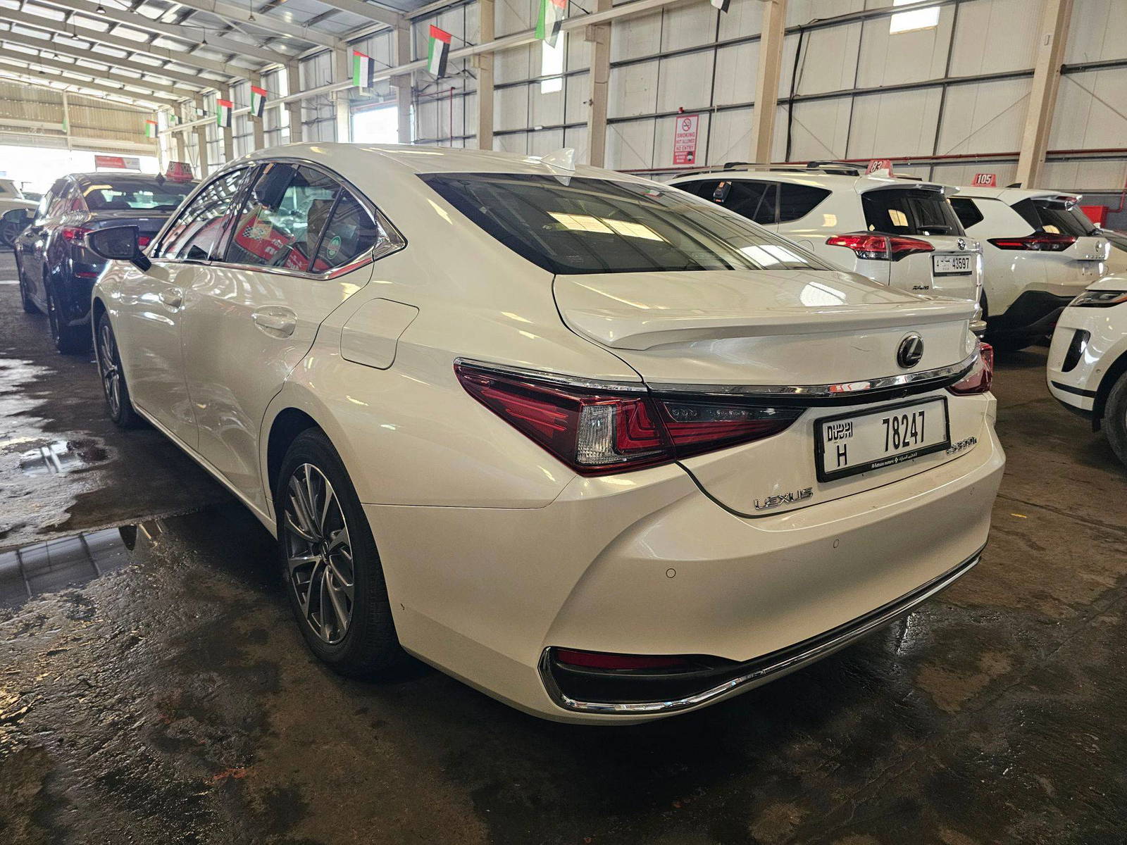 2023 LEXUS ES 300H — 260537 KM — Lot 8P2203956 — Main - Marhaba Auctions Used Cars - Image 5