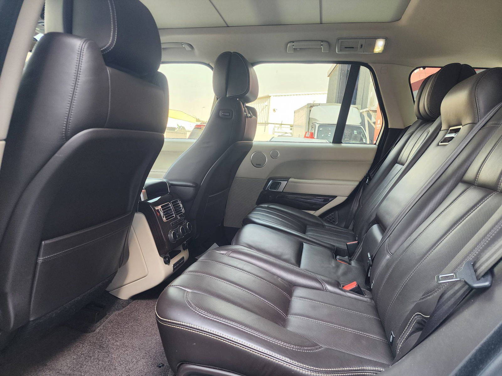2014 LAND ROVER RANGE ROVER VOGUE — 246794 KM — Lot 130937 — Al Quoz - Marhaba Auctions Used Cars - Image 7