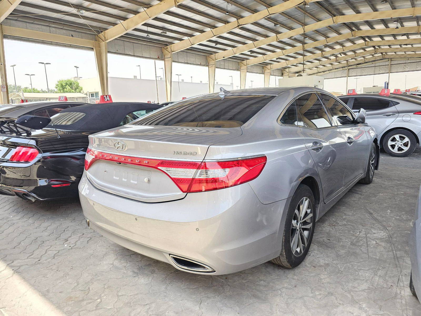 2011 HYUNDAI GRANDEUR — 229767 KM — Lot 032402 — Souq - Marhaba Auctions Used Cars - Image 4