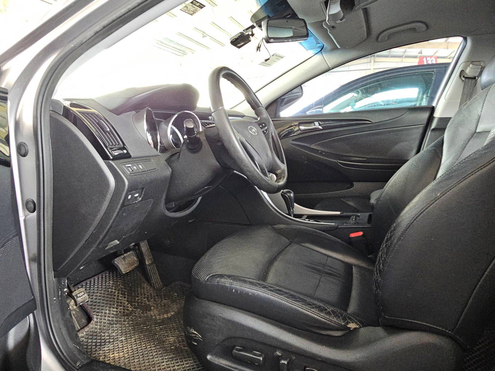 2010 HYUNDAI SONATA — 204778 KM — Lot 029542 — Souq - Marhaba Auctions Used Cars - Image 8