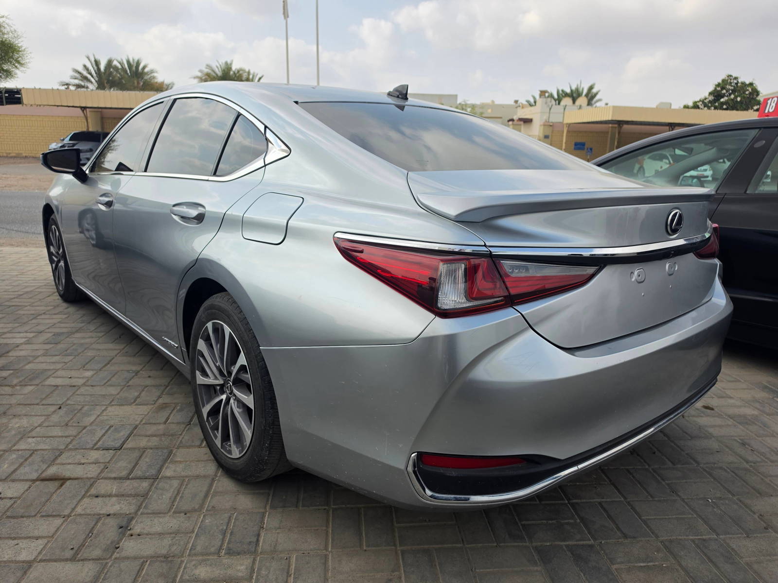 2022 LEXUS ES 300H — 153918 KM — Lot 37986558 - Marhaba Auctions Used Cars - Image 4