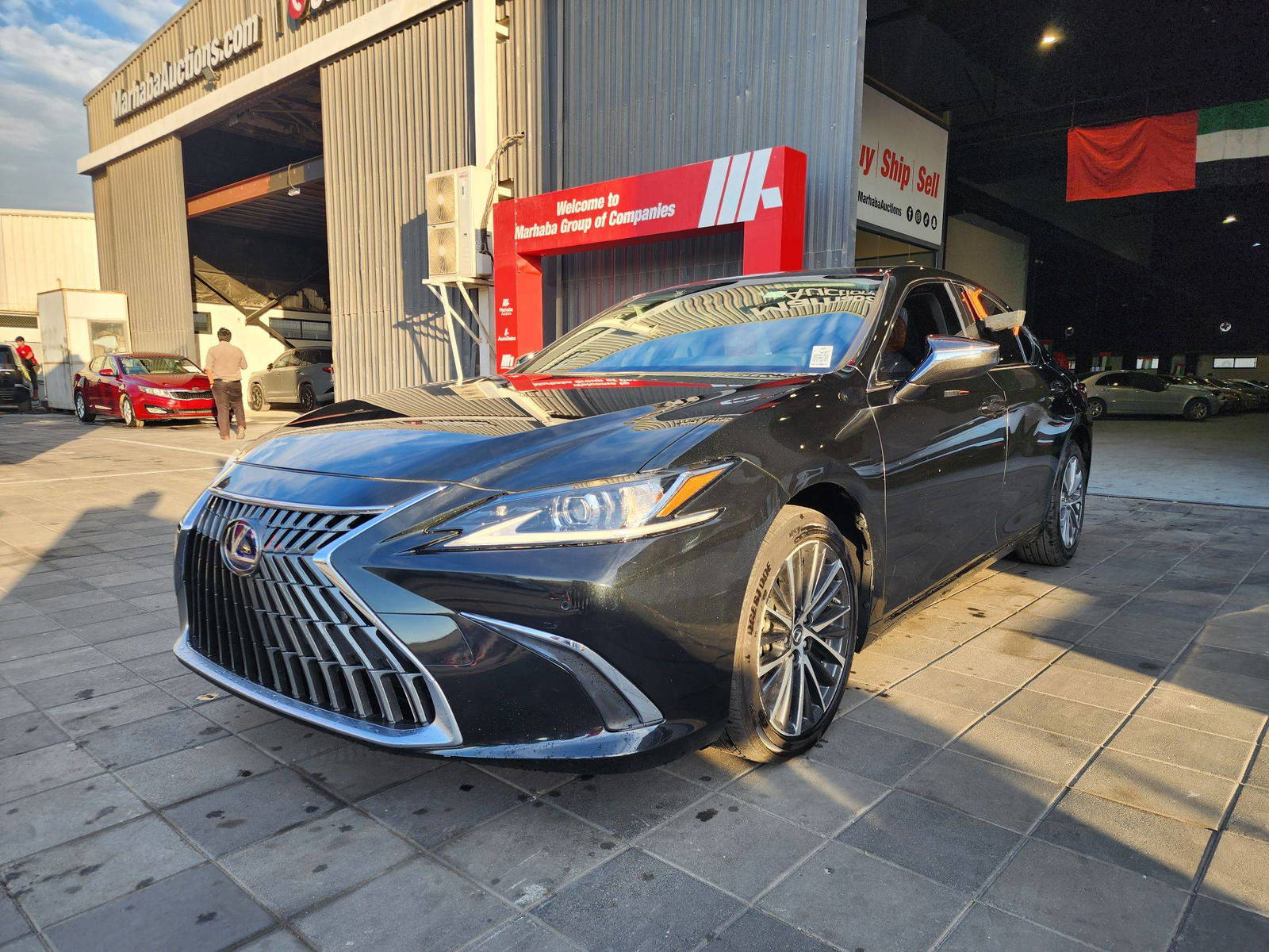 2023 LEXUS ES 300H — 31323 KM — Lot 37321332 — Souq - Marhaba Auctions Used Cars - Image 3
