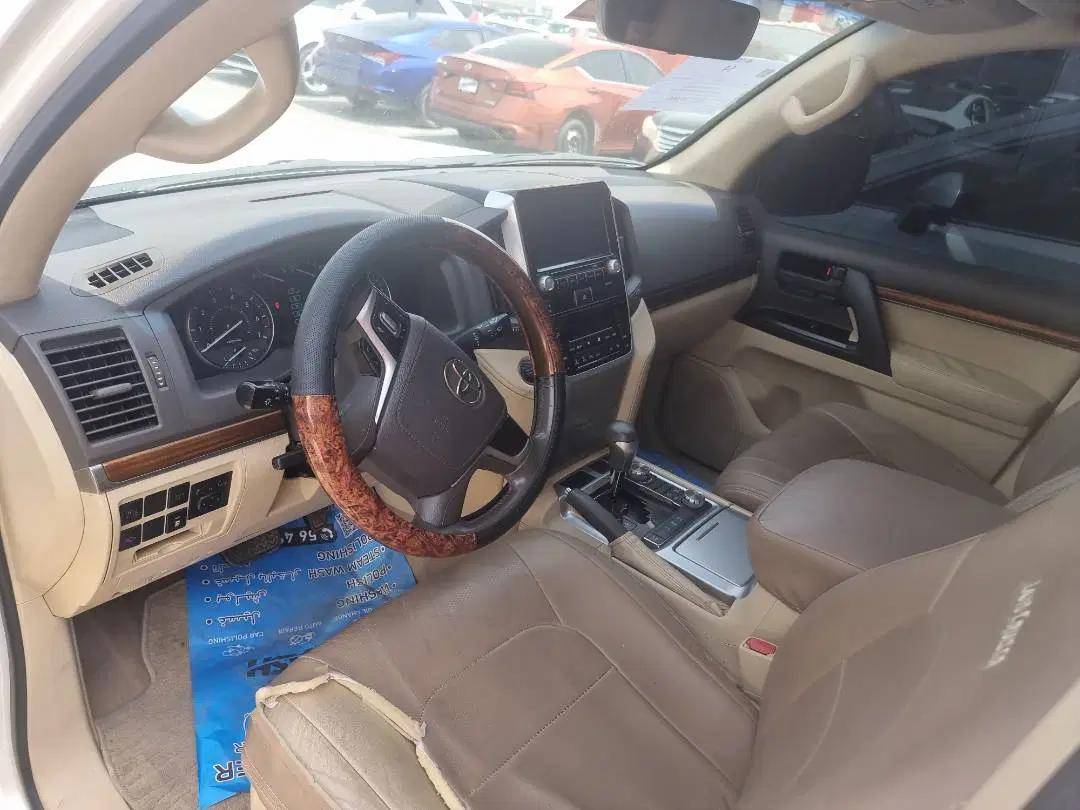 2017 TOYOTA LAND CRUISER — 102356 KM — Lot H4138120 — Ind. 12 - Marhaba Auctions Used Cars - Image 6