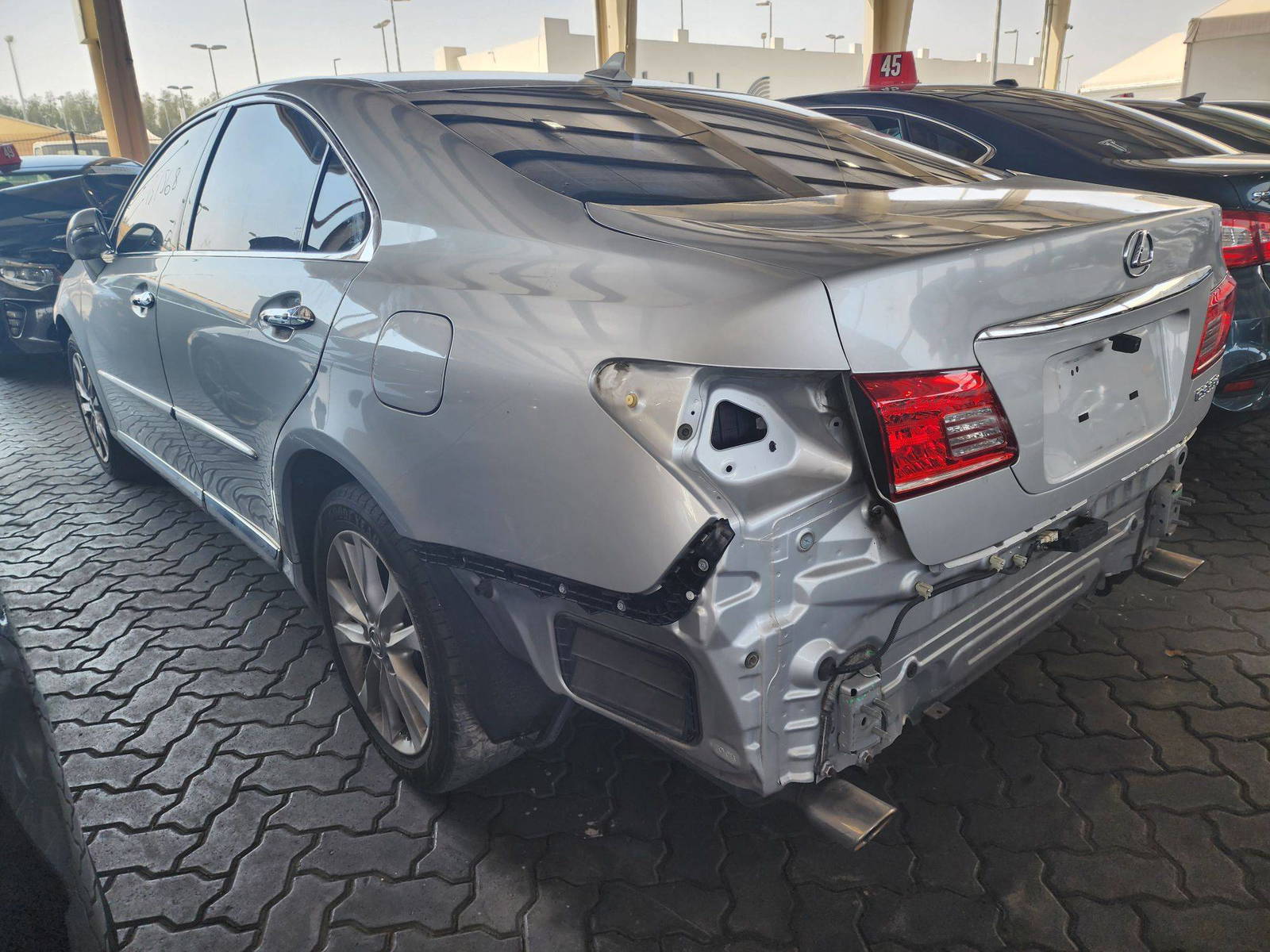 2011 LEXUS ES 350 — 137568 Miles — Lot 465715 — Souq - Marhaba Auctions Used Cars - Image 4