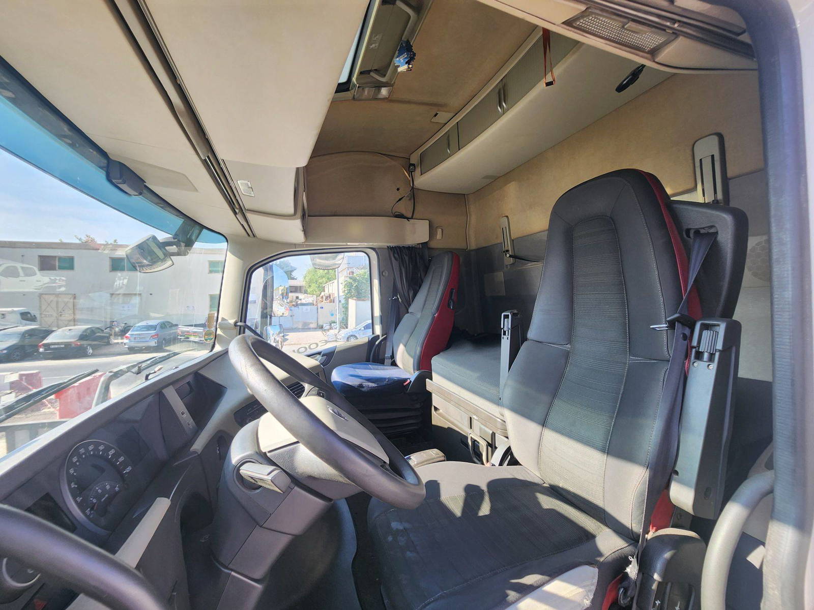 2014 VOLVO FH-Series — 961083,9 KM — Lot 693528 — Al Quoz - Marhaba Auctions Used Cars - Image 6