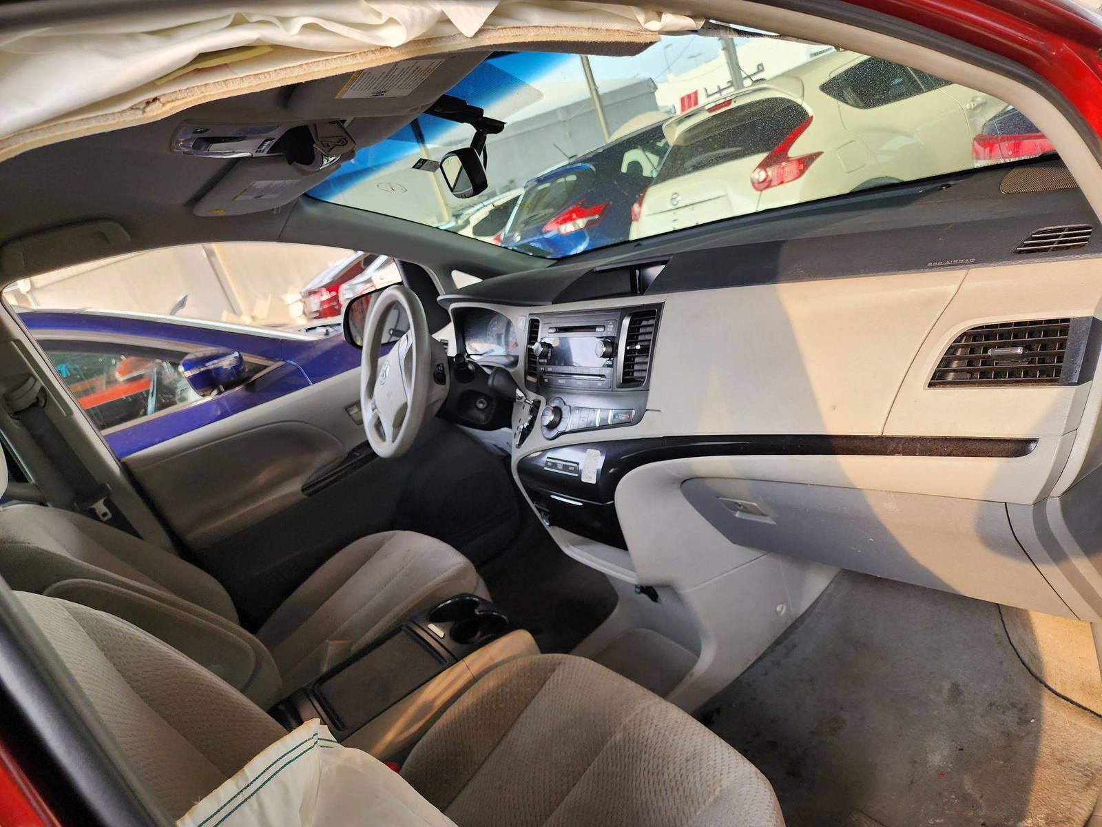 2013 TOYOTA SIENNA — 269310 KM — Lot 373315 — Souq - Marhaba Auctions Used Cars - Image 5