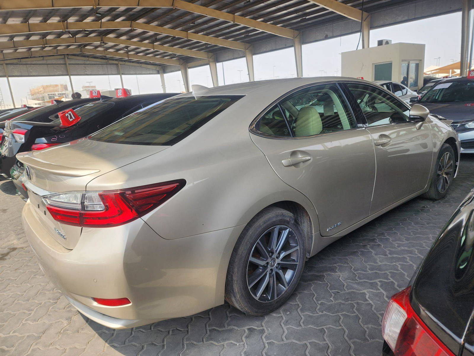 2017 LEXUS ES 300H — 133467 Miles — Lot 36062796 — Souq - Marhaba Auctions Used Cars - Image 3