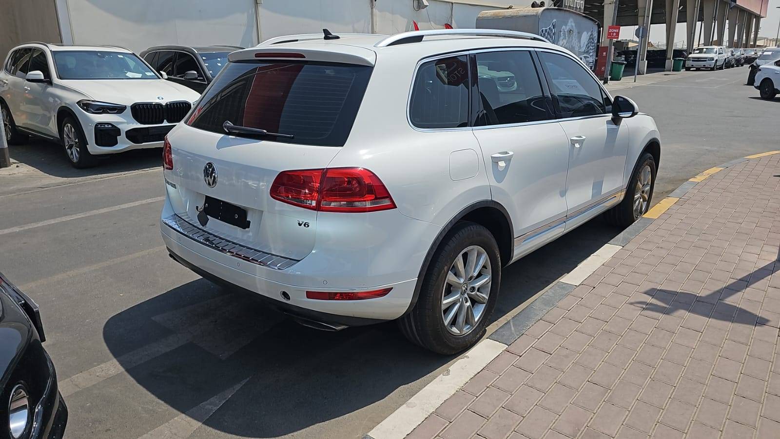 2013 VOLKSWAGEN TOUAREG V6 — sold — 186429 KM — Lot 1DD009998 — Souq - Marhaba Auctions Used Cars - Image 5