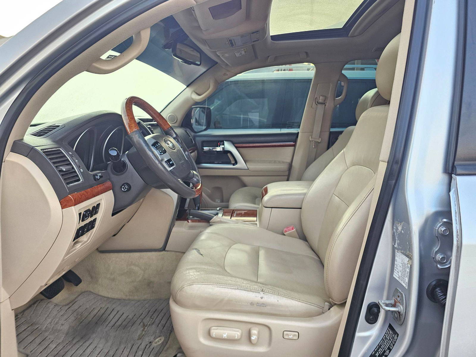 2014 TOYOTA LAND CRUISER — 197457 KM — Lot 6E4068724 — Souq - Marhaba Auctions Used Cars - Image 9