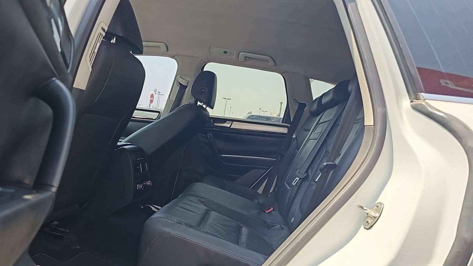 2013 VOLKSWAGEN TOUAREG V6 — sold — 186429 KM — Lot 1DD009998 — Souq - Marhaba Auctions Used Cars - Image 6