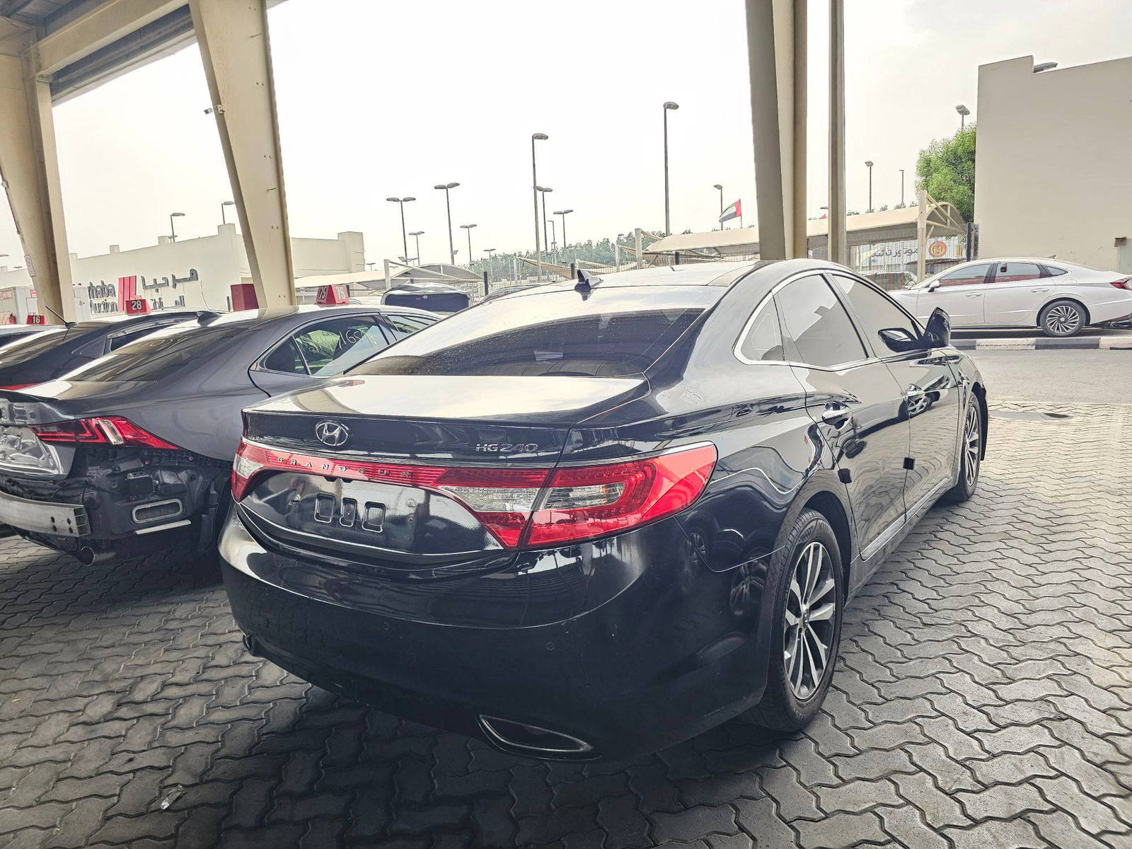 2011 HYUNDAI GRANDEUR — 204790 KM — Lot 2876 — Main - Marhaba Auctions Used Cars - Image 3