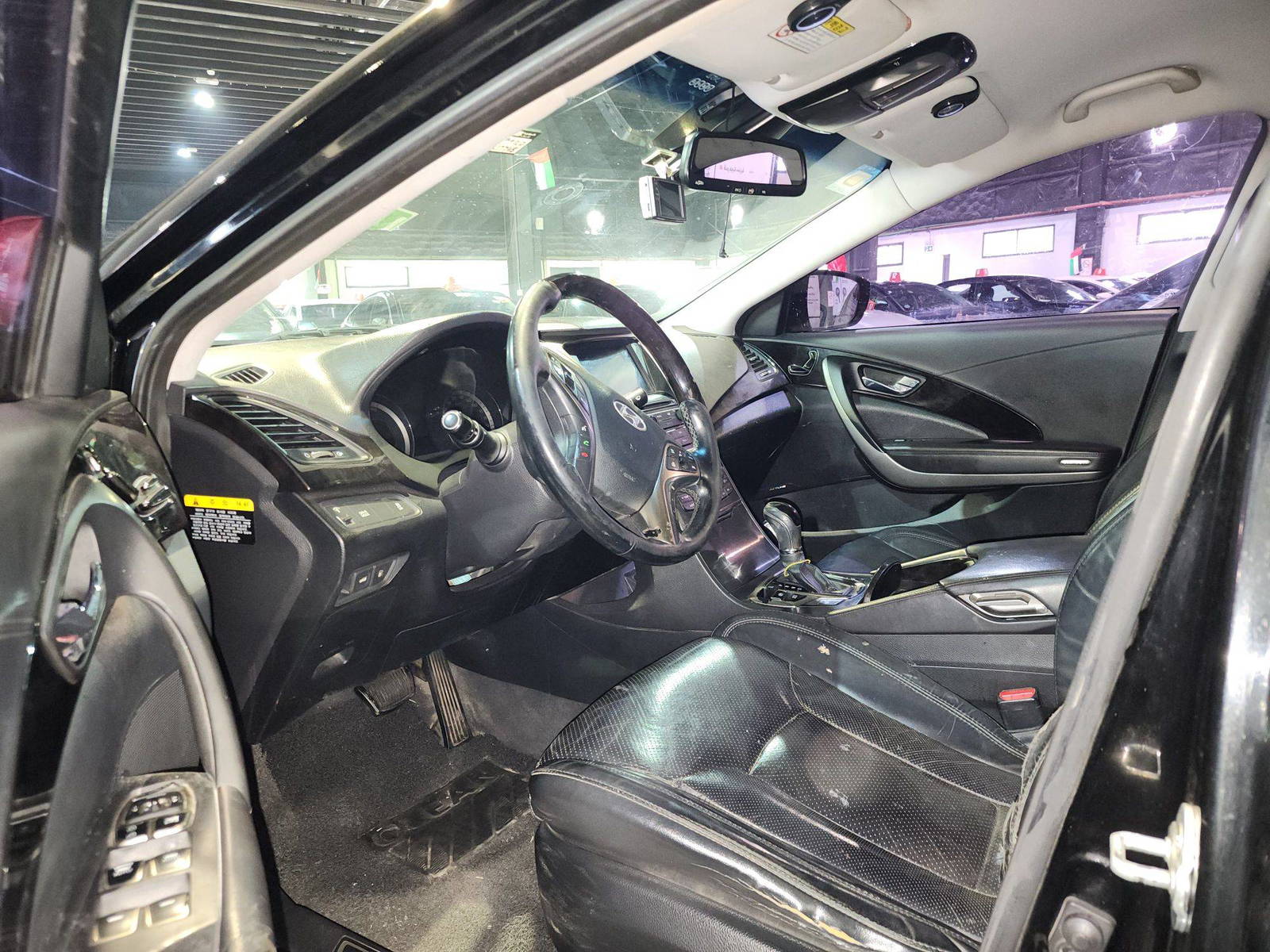2015 HYUNDAI GRANDEUR — 317748 KM — Lot 008130 — Al Quoz - Marhaba Auctions Used Cars - Image 9