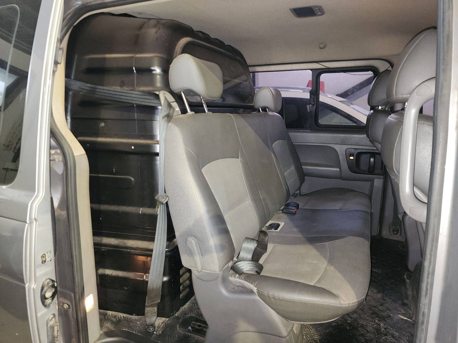 2012 HYUNDAI GRAND STAREX — 288340 KM — Lot 413826 — Al Quoz - Marhaba Auctions Used Cars - Image 7