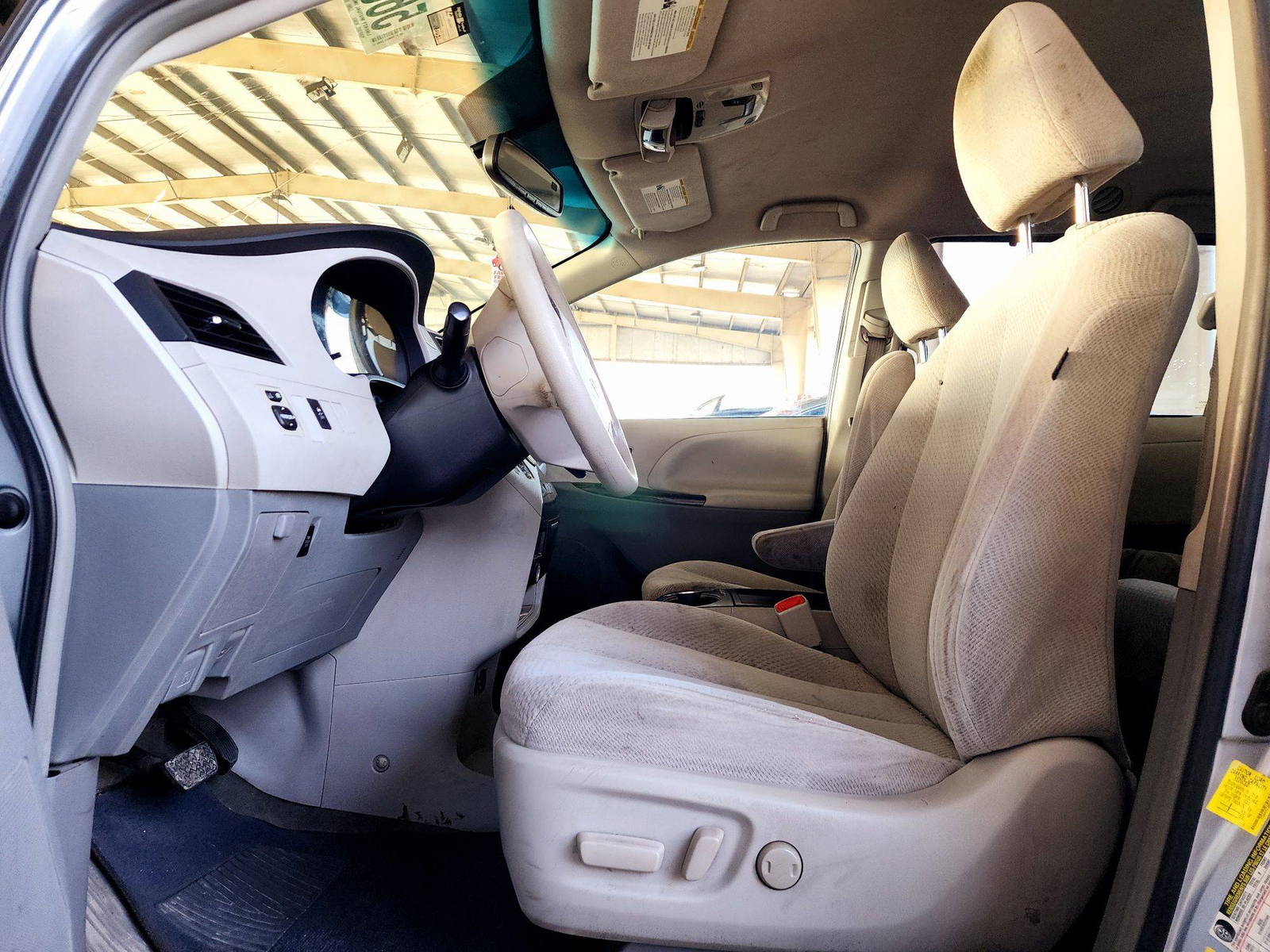 2011 TOYOTA SIENNA — 190421 Miles — Lot 56614904 — Souq - Marhaba Auctions Used Cars - Image 9