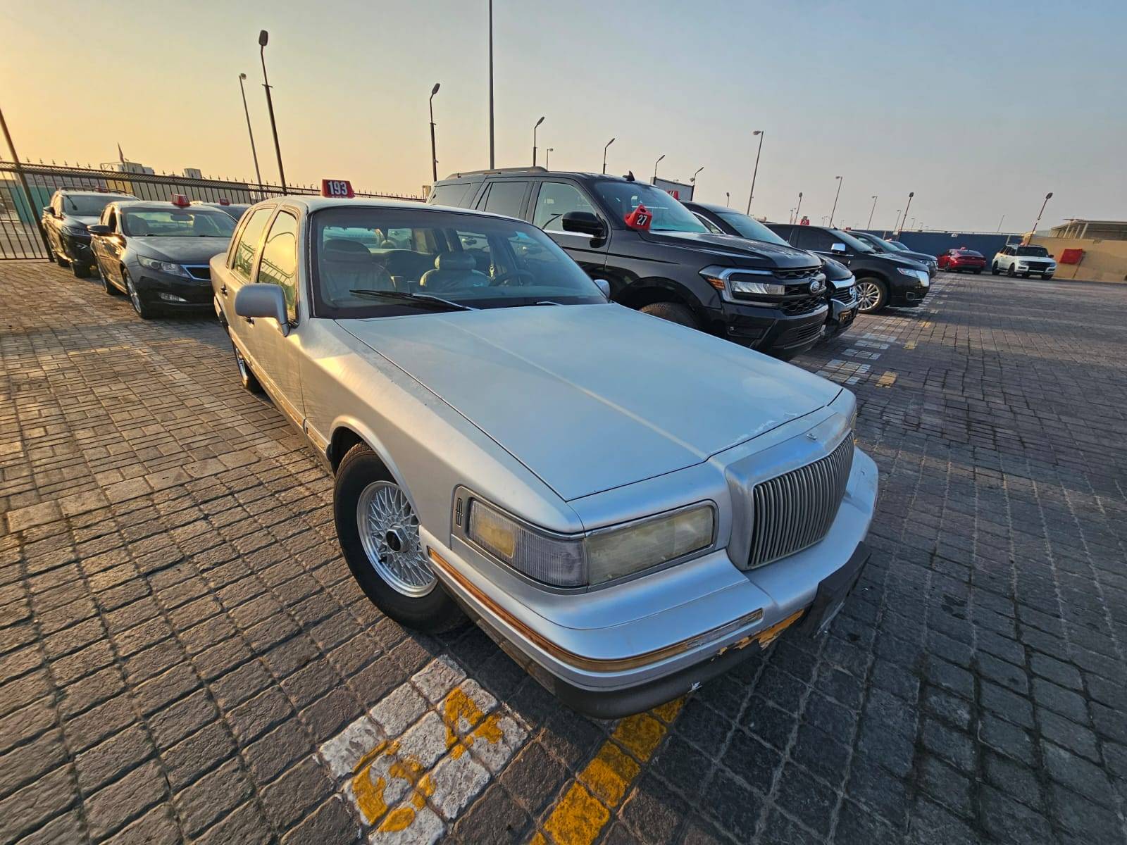 1995 LINCOLN TOWN — Lot SY609823 - Marhaba Auctions Used Cars - Image 2